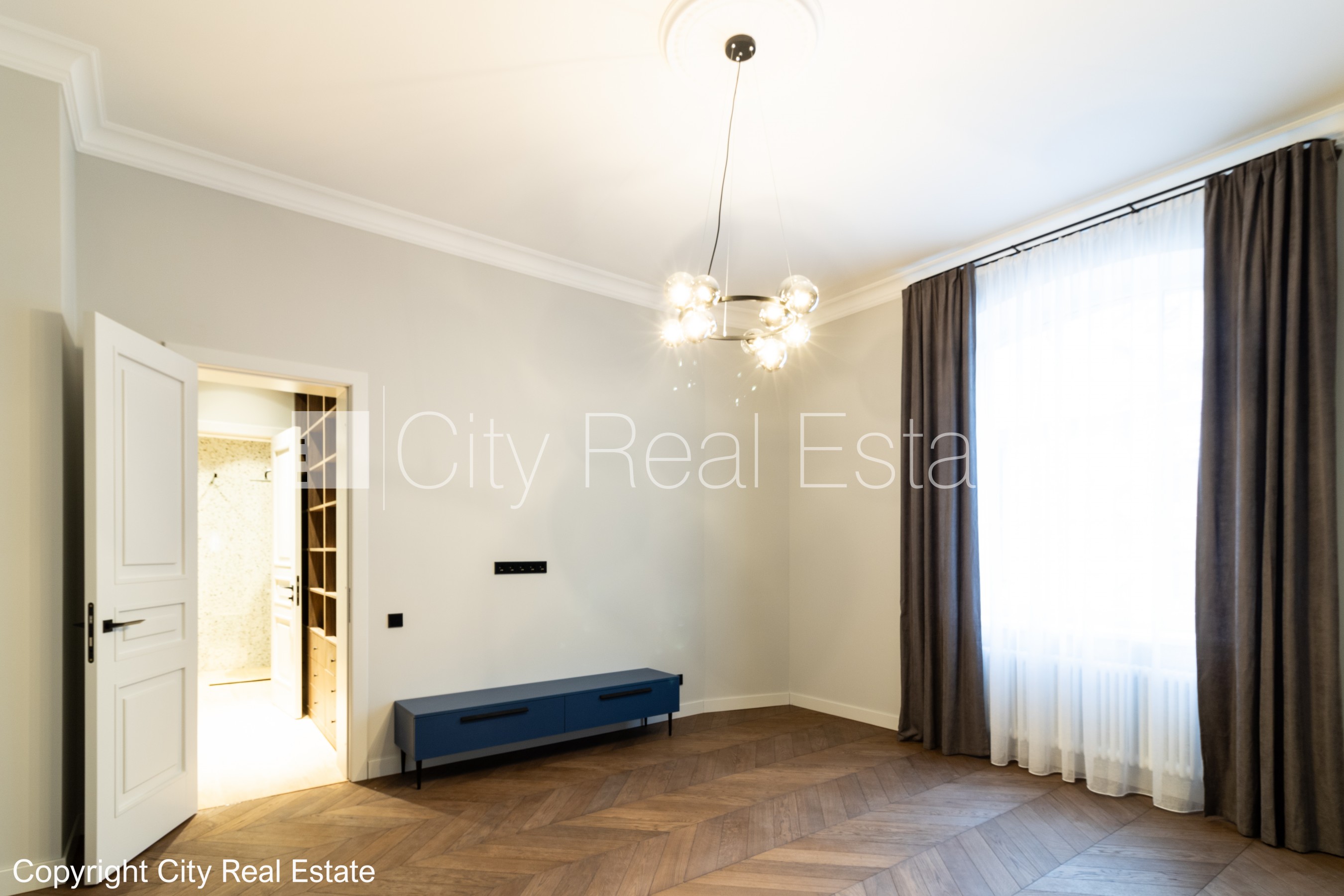 Sludinājumi. Slēgts pagalms, ieeja no ielas un pagalma, kāpņu telpa pēc kosmētiskā remonta, logi vērsti uz ielas Cena: 2000 EUR/mēn Foto #6