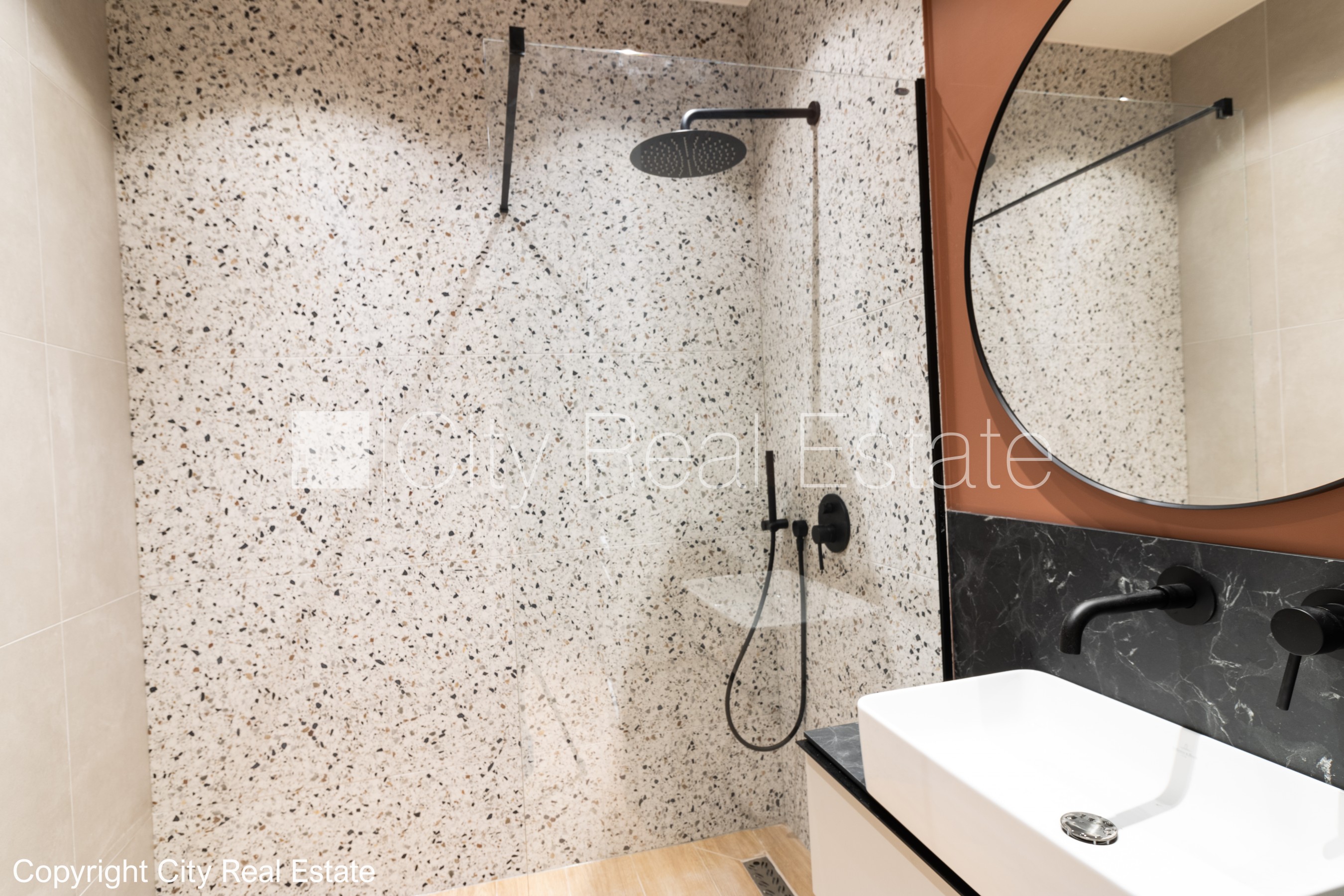 Sludinājumi. Slēgts pagalms, ieeja no ielas un pagalma, kāpņu telpa pēc kosmētiskā remonta, logi vērsti uz ielas Cena: 2000 EUR/mēn Foto #18