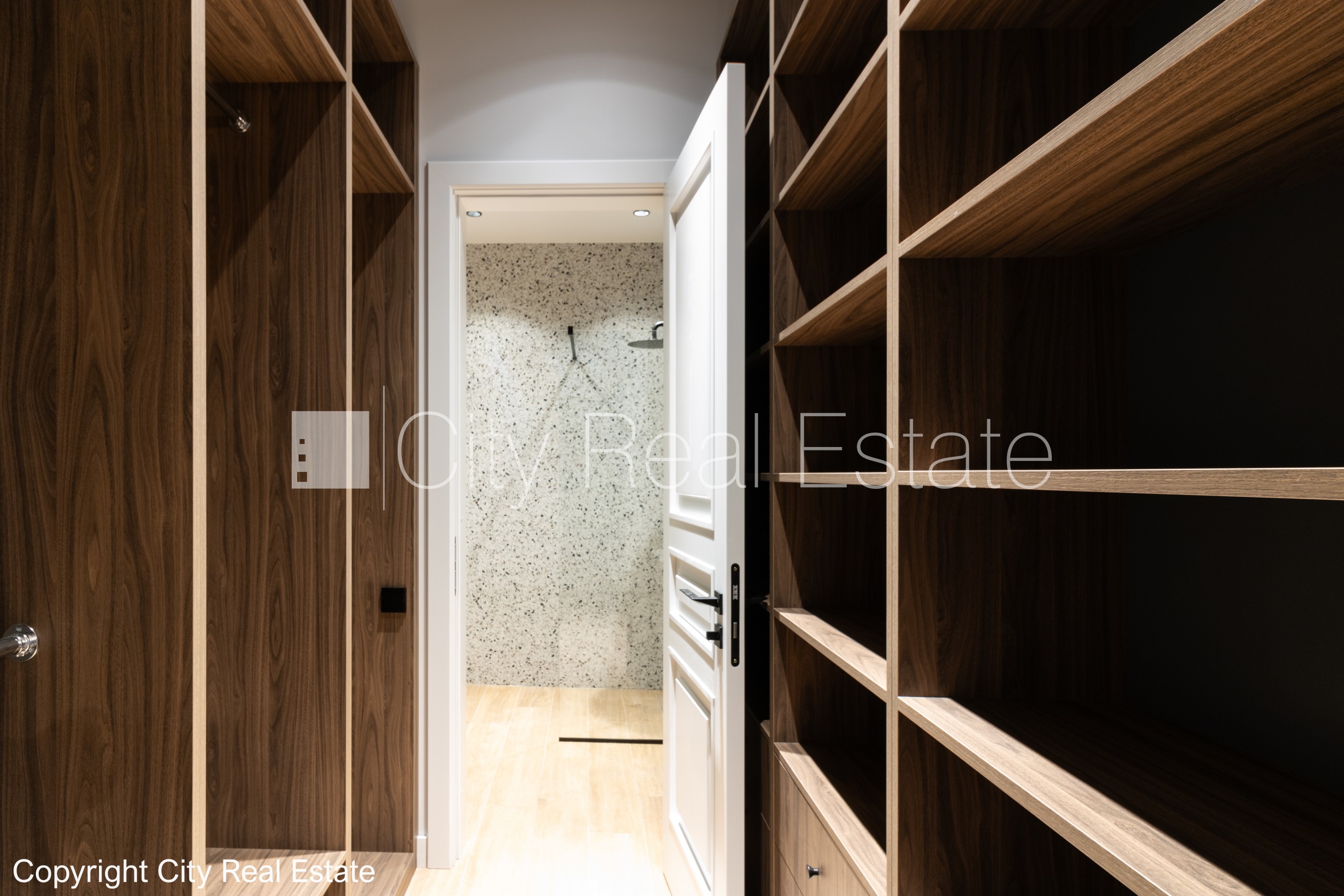 Sludinājumi. Slēgts pagalms, ieeja no ielas un pagalma, kāpņu telpa pēc kosmētiskā remonta, logi vērsti uz ielas Cena: 2000 EUR/mēn Foto #13