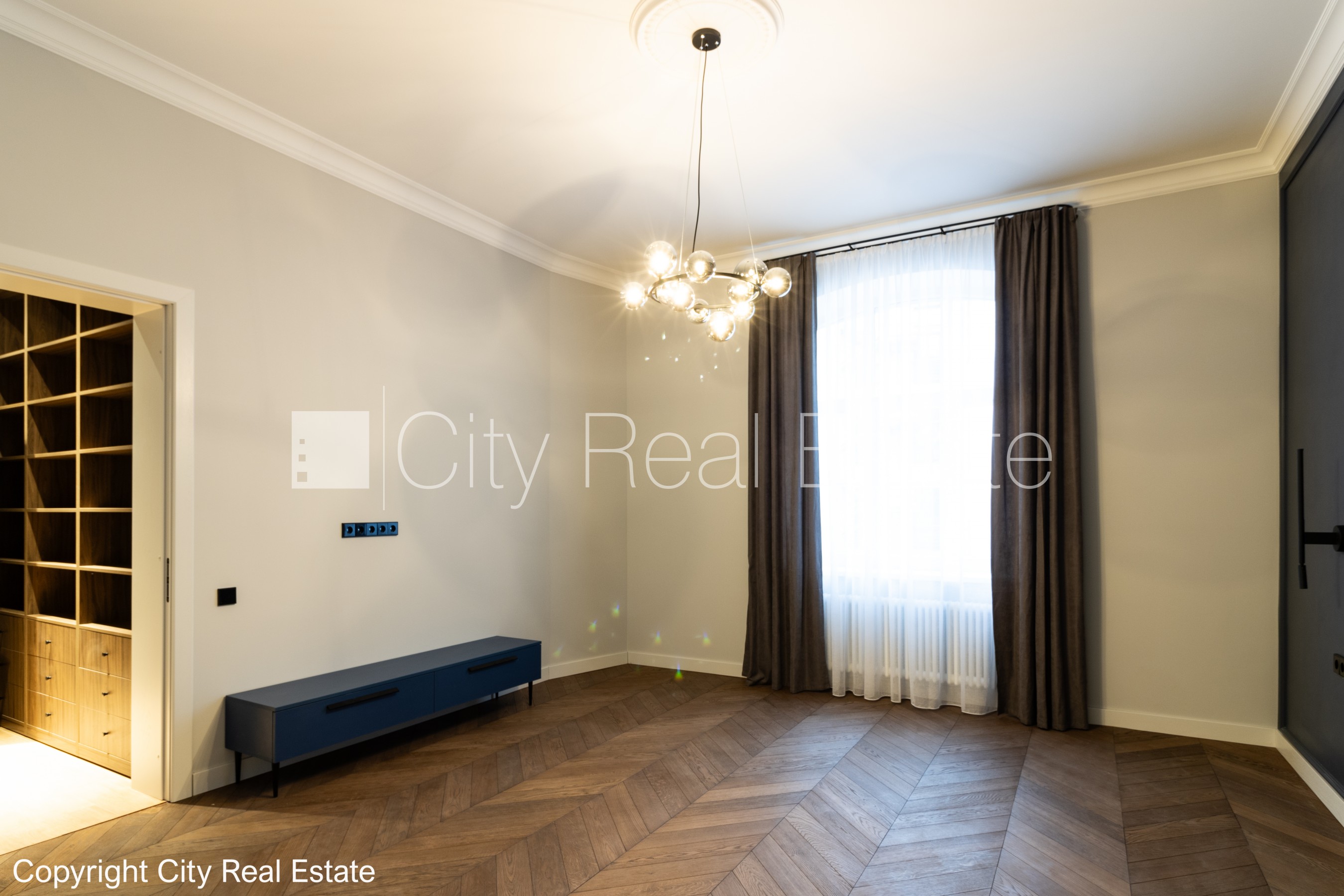 Sludinājumi. Slēgts pagalms, ieeja no ielas un pagalma, kāpņu telpa pēc kosmētiskā remonta, logi vērsti uz ielas Cena: 2000 EUR/mēn Foto #12