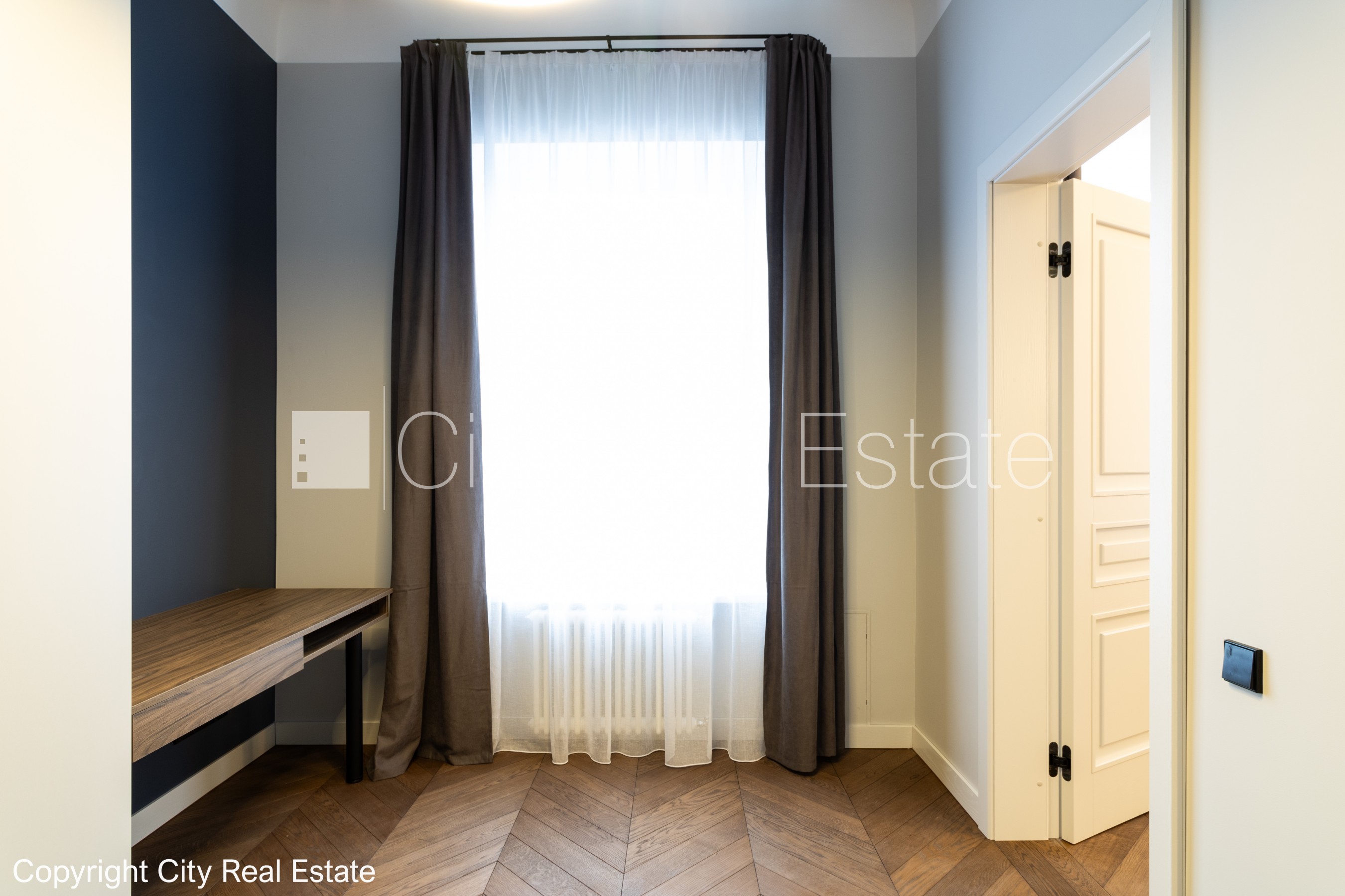 Sludinājumi. Slēgts pagalms, ieeja no ielas un pagalma, kāpņu telpa pēc kosmētiskā remonta, logi vērsti uz ielas Cena: 2000 EUR/mēn Foto #9