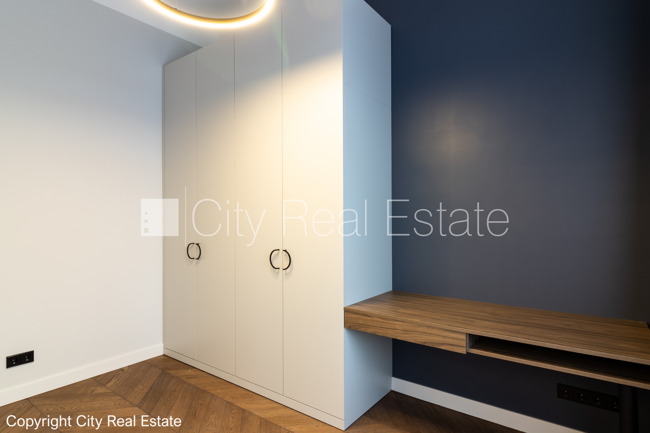 Sludinājumi. Slēgts pagalms, ieeja no ielas un pagalma, kāpņu telpa pēc kosmētiskā remonta, logi vērsti uz ielas Cena: 2000 EUR/mēn Foto #11