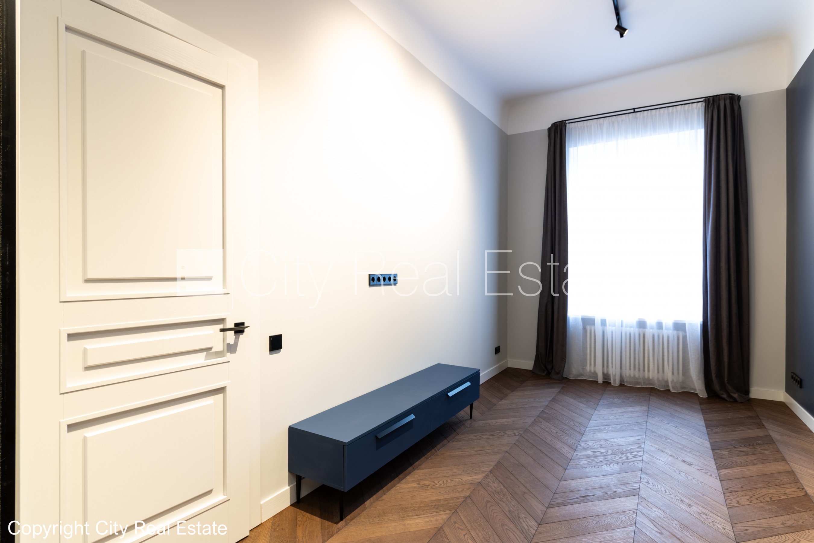 Sludinājumi. Slēgts pagalms, ieeja no ielas un pagalma, kāpņu telpa pēc kosmētiskā remonta, logi vērsti uz ielas Cena: 2000 EUR/mēn Foto #14