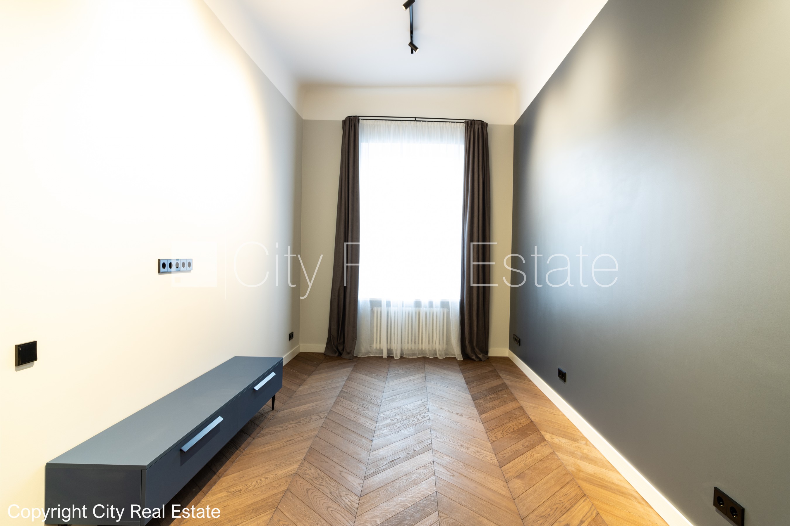 Sludinājumi. Slēgts pagalms, ieeja no ielas un pagalma, kāpņu telpa pēc kosmētiskā remonta, logi vērsti uz ielas Cena: 2000 EUR/mēn Foto #7