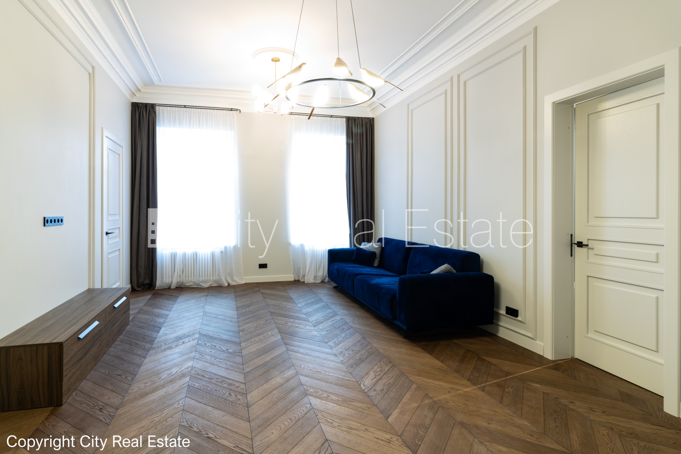 Sludinājumi. Slēgts pagalms, ieeja no ielas un pagalma, kāpņu telpa pēc kosmētiskā remonta, logi vērsti uz ielas Cena: 2000 EUR/mēn Foto #4