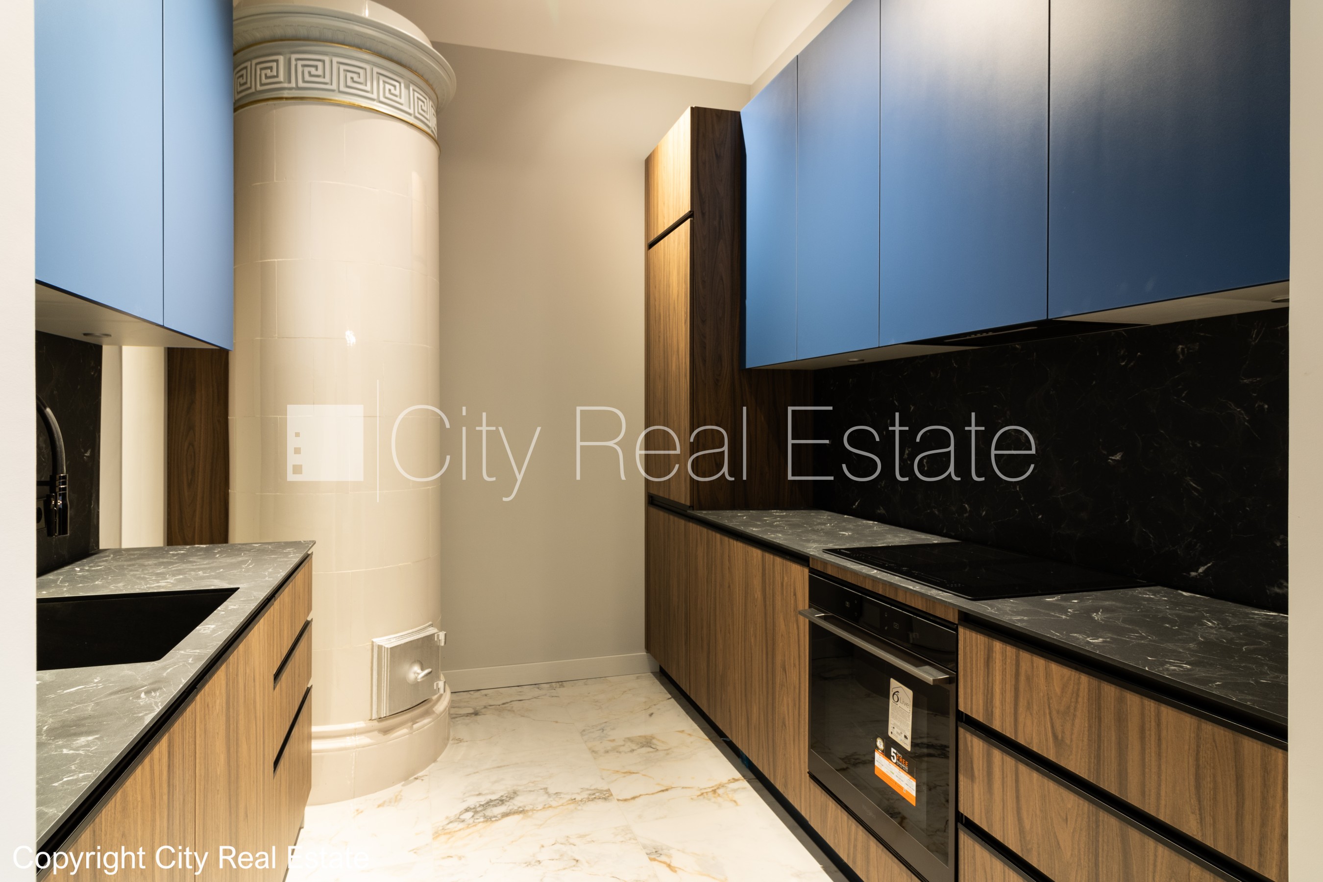 Sludinājumi. Slēgts pagalms, ieeja no ielas un pagalma, kāpņu telpa pēc kosmētiskā remonta, logi vērsti uz ielas Cena: 2000 EUR/mēn Foto #3