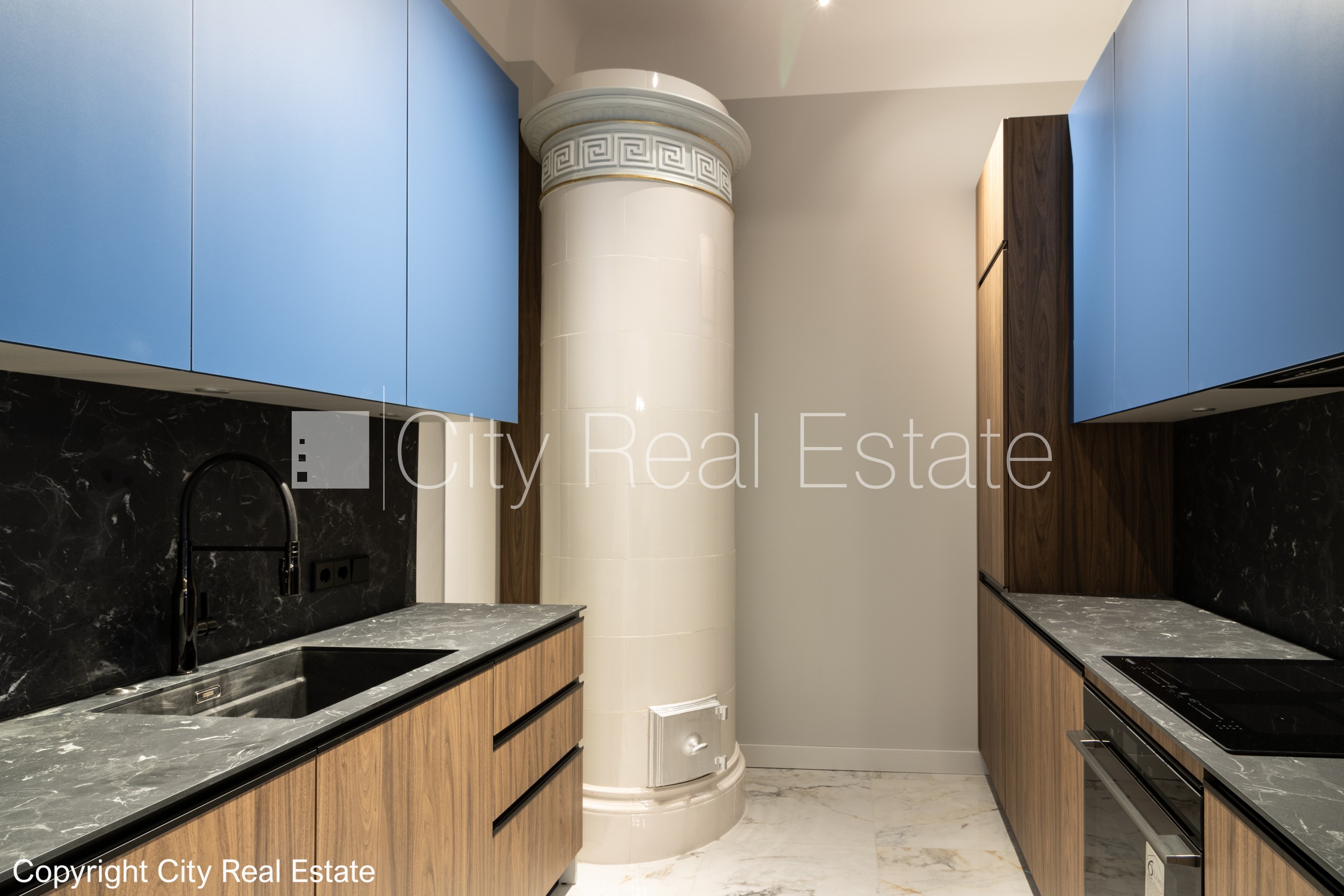 Sludinājumi. Slēgts pagalms, ieeja no ielas un pagalma, kāpņu telpa pēc kosmētiskā remonta, logi vērsti uz ielas Cena: 2000 EUR/mēn Foto #2