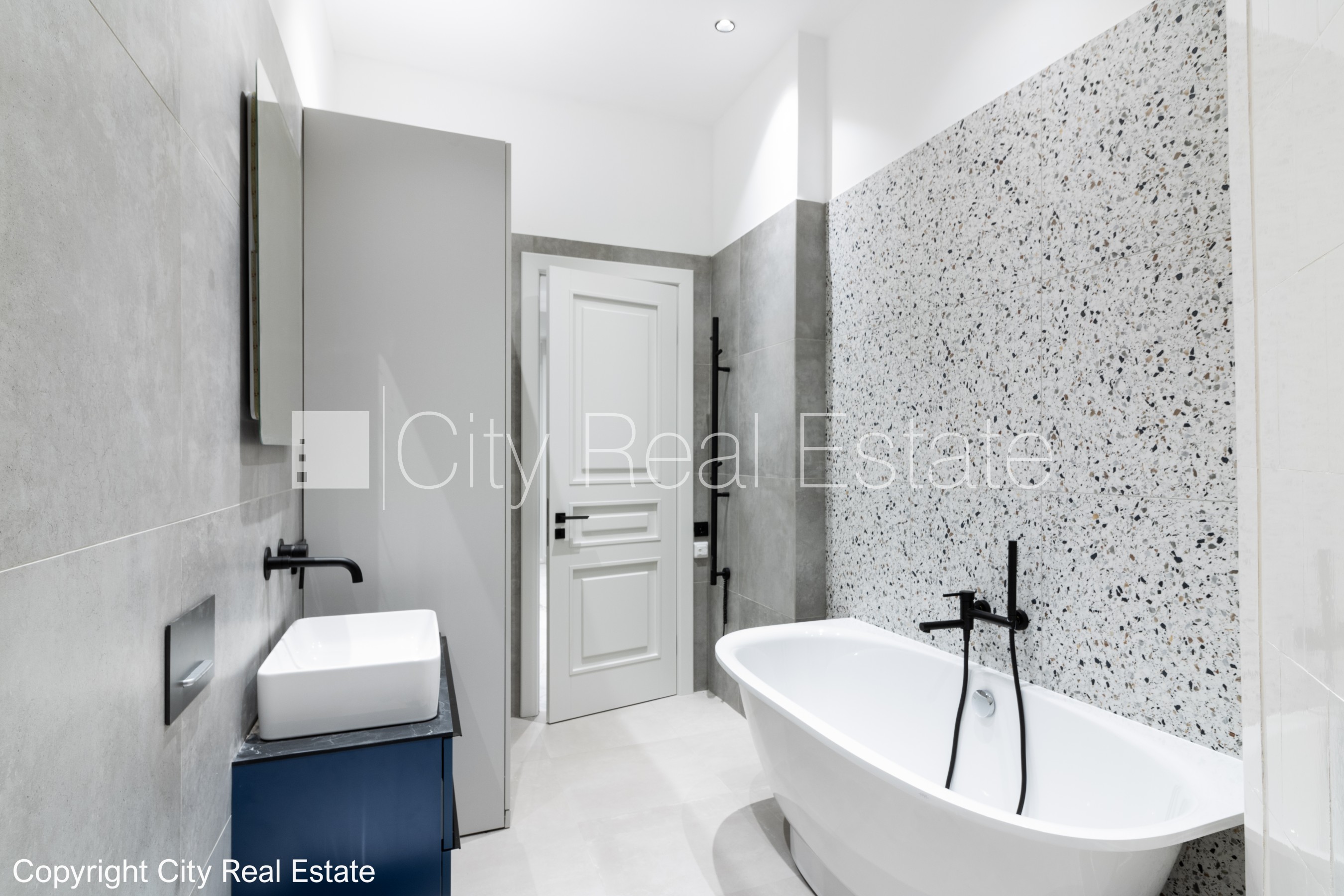 Sludinājumi. Slēgts pagalms, ieeja no ielas un pagalma, kāpņu telpa pēc kosmētiskā remonta, logi vērsti uz ielas Cena: 2000 EUR/mēn Foto #19