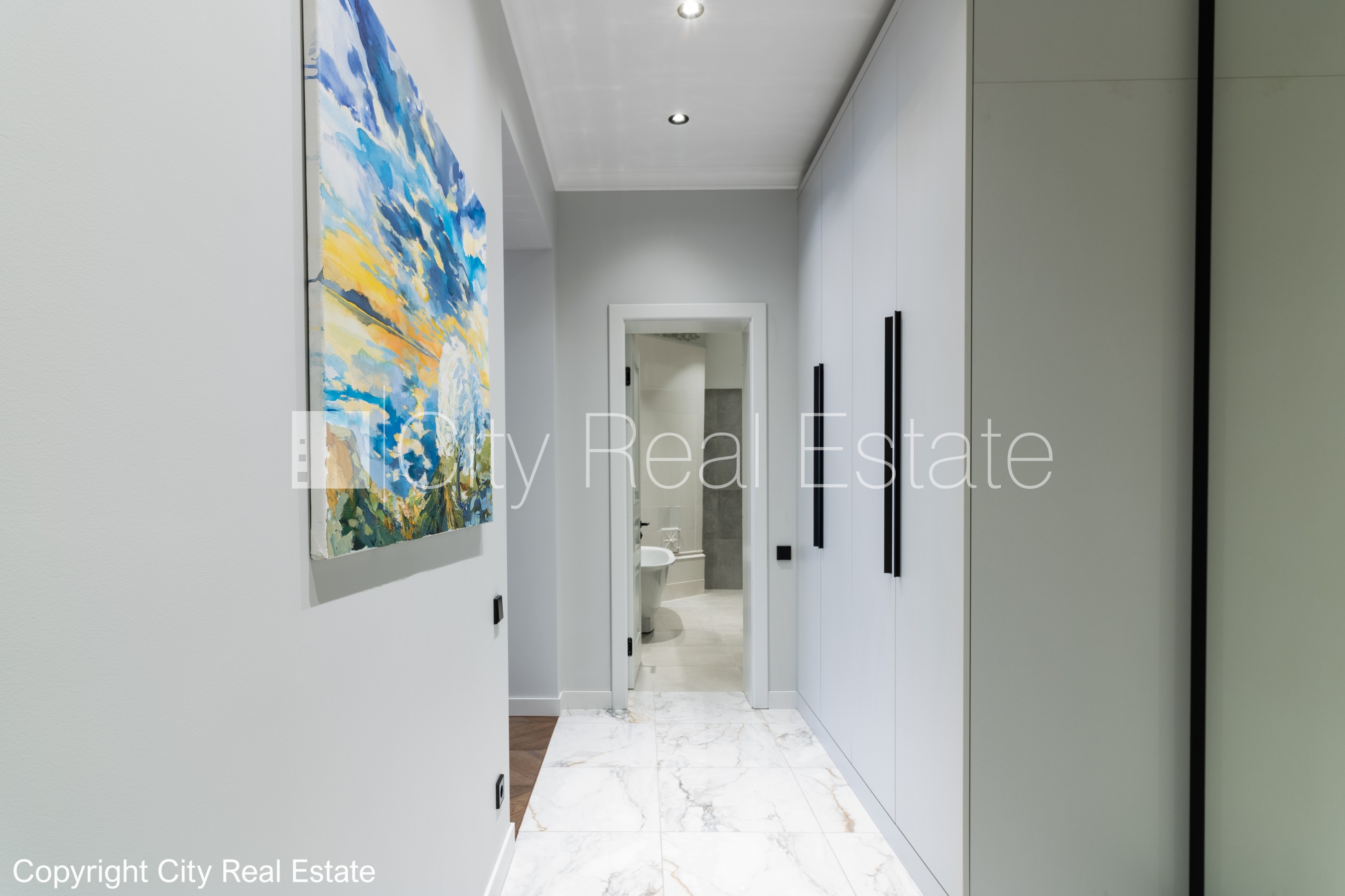 Sludinājumi. Slēgts pagalms, ieeja no ielas un pagalma, kāpņu telpa pēc kosmētiskā remonta, logi vērsti uz ielas Cena: 2000 EUR/mēn Foto #22