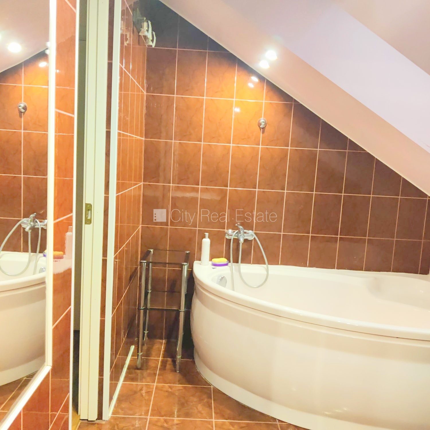 Sludinājumi. Jaunceltne, labiekārtota apzaļumota teritorija, vieta automašīnai, ieeja no ielas, kāpņu telpa pēc Cena: 125000 EUR Foto #18