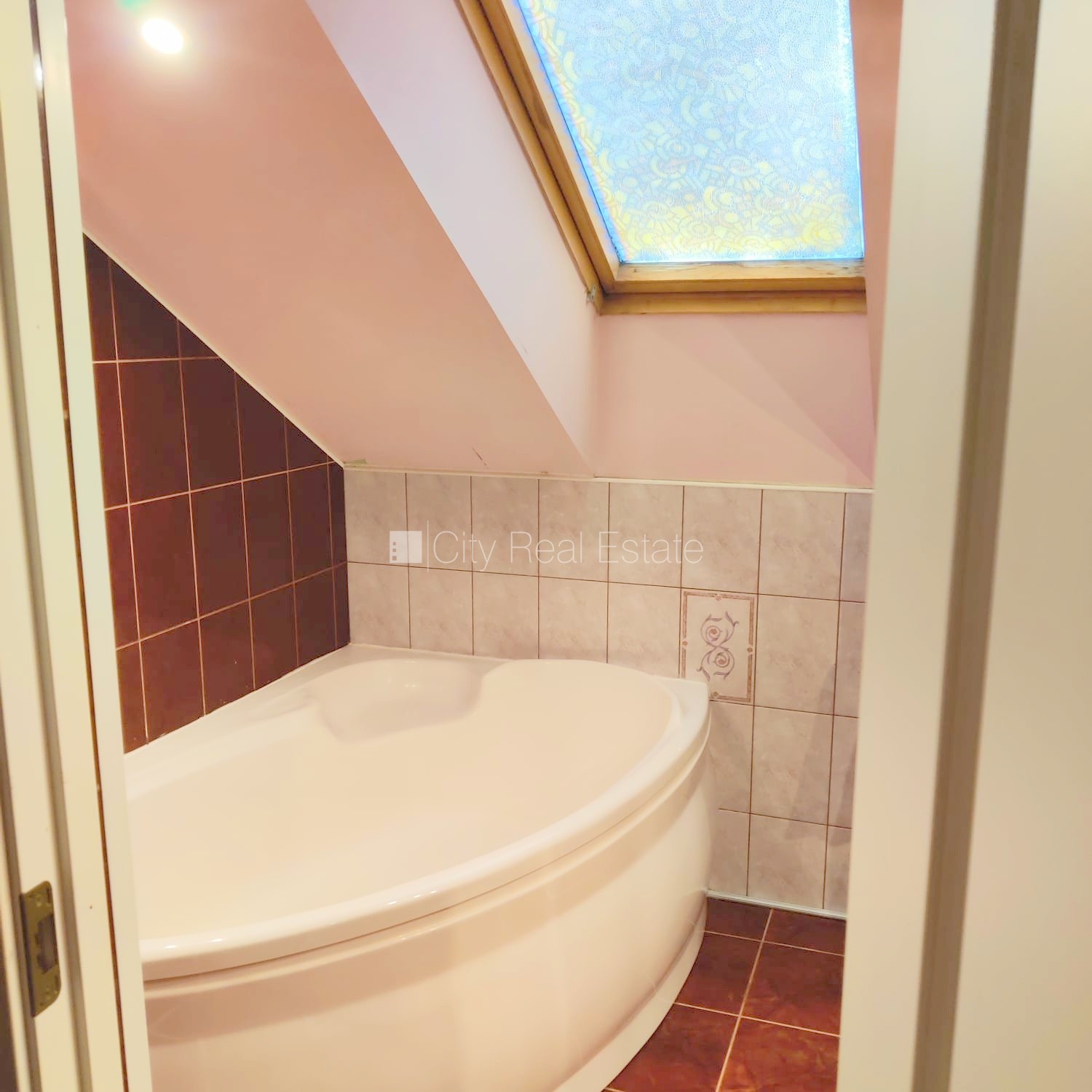 Sludinājumi. Jaunceltne, labiekārtota apzaļumota teritorija, vieta automašīnai, ieeja no ielas, kāpņu telpa pēc Cena: 125000 EUR Foto #21