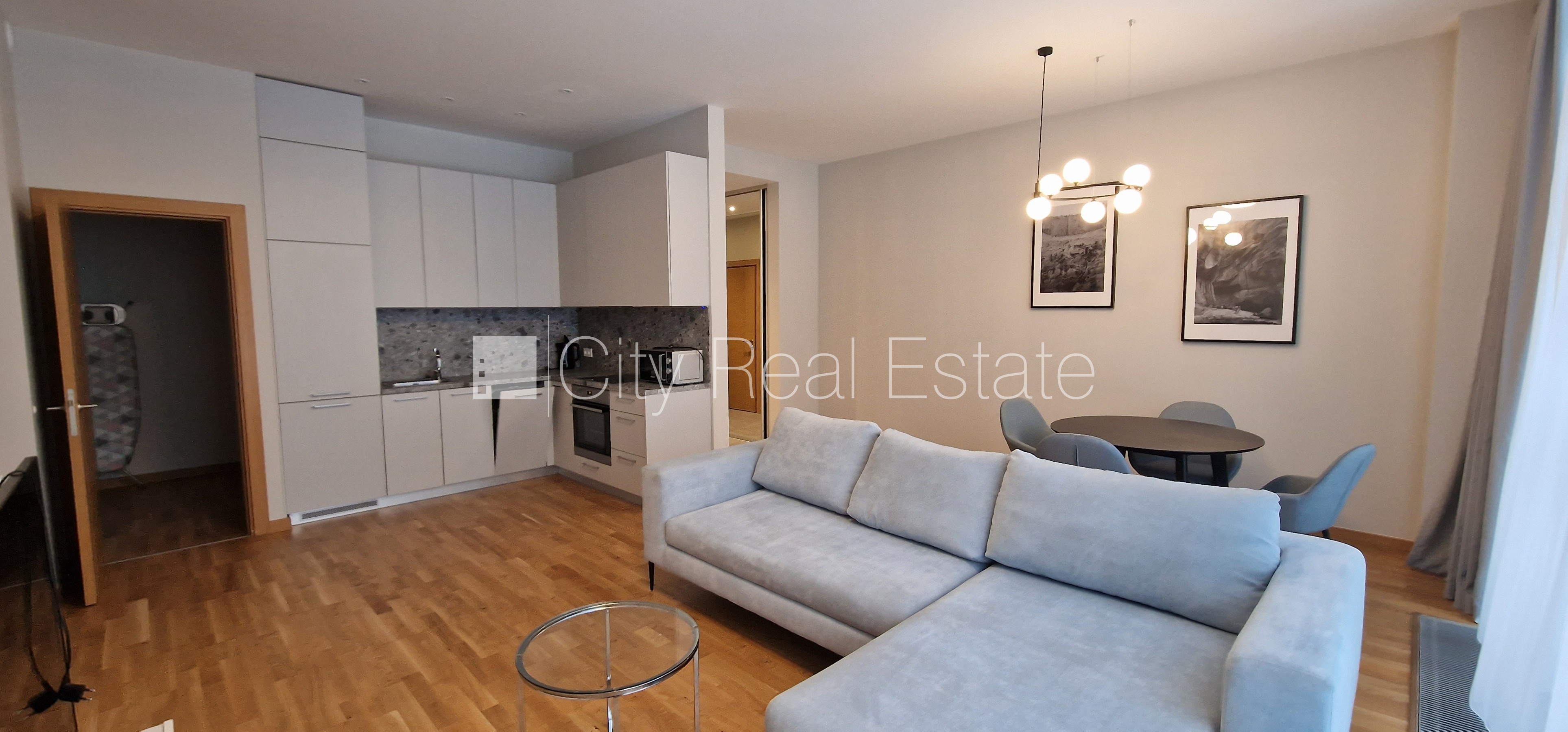 Sludinājumi. Jaunceltne, viena kvadrātmetra apsaimniekošanas maksa mēnesī  1,36 EUR, zaļā teritorija, slēgts Cena: 1600 EUR/mēn Foto #1