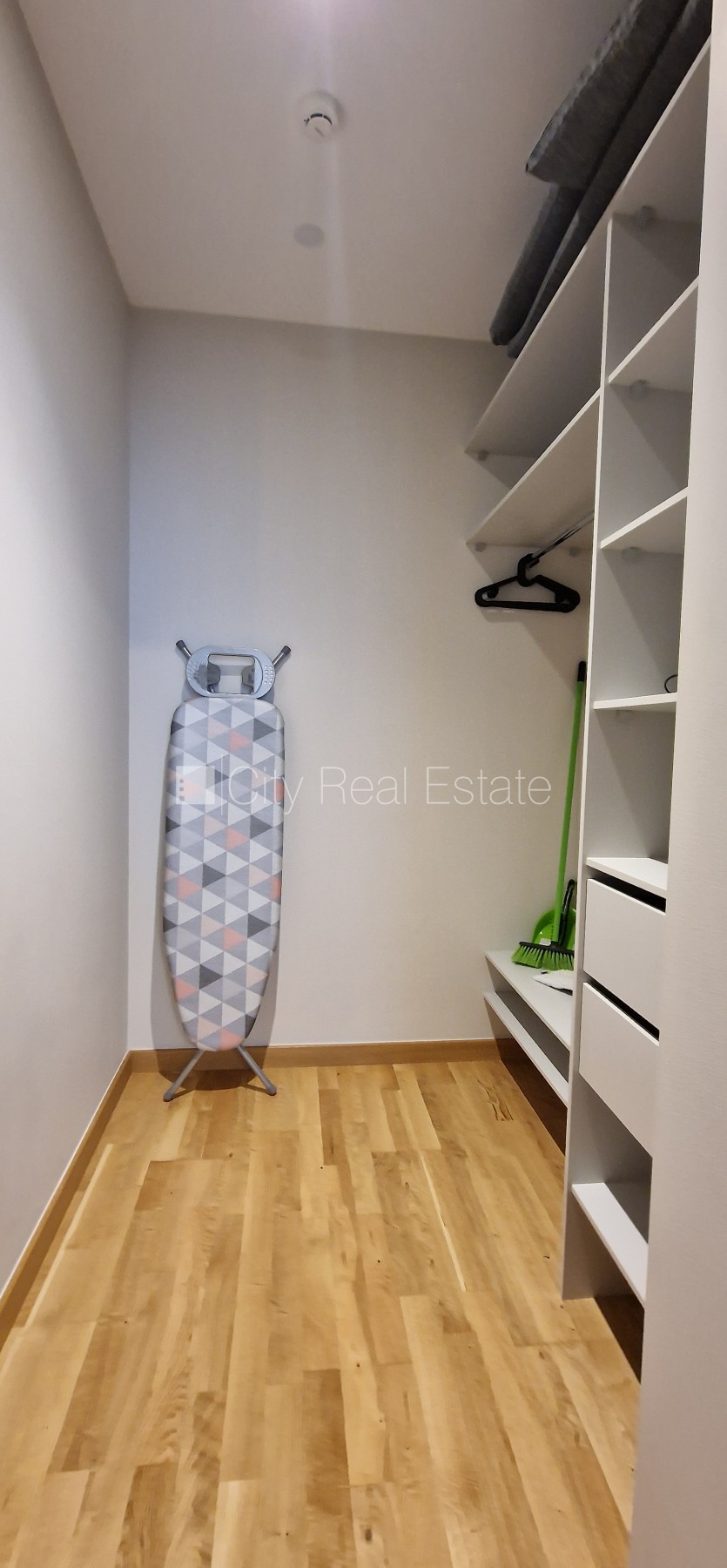 Sludinājumi. Jaunceltne, viena kvadrātmetra apsaimniekošanas maksa mēnesī  1,36 EUR, zaļā teritorija, slēgts Cena: 1600 EUR/mēn Foto #14