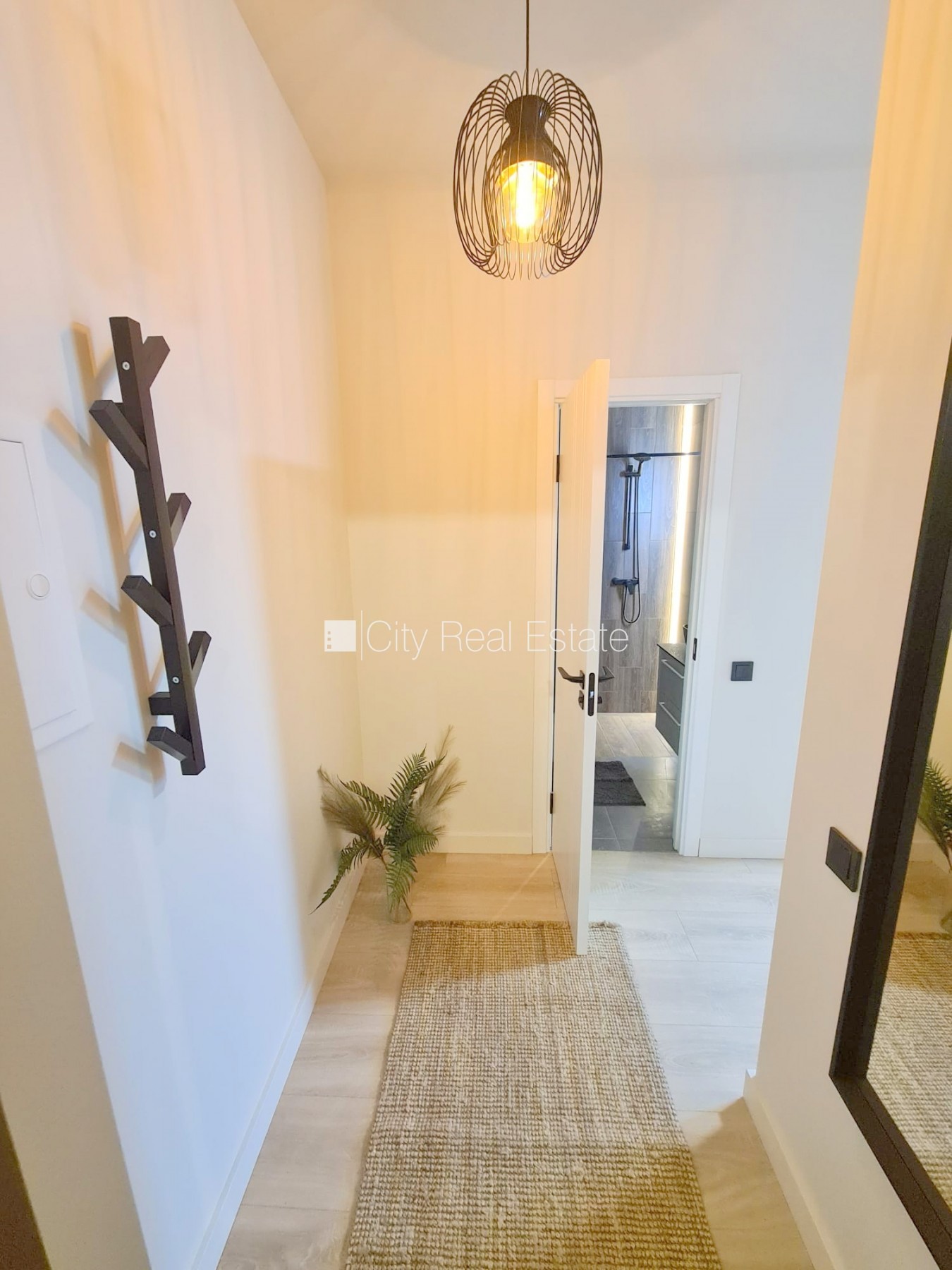 Sludinājumi. Pagalma ēka, renovēta māja, slēgts pagalms, ieeja no ielas un pagalma, kāpņu telpa pēc kapitālā Cena: 430 EUR/mēn Foto #14