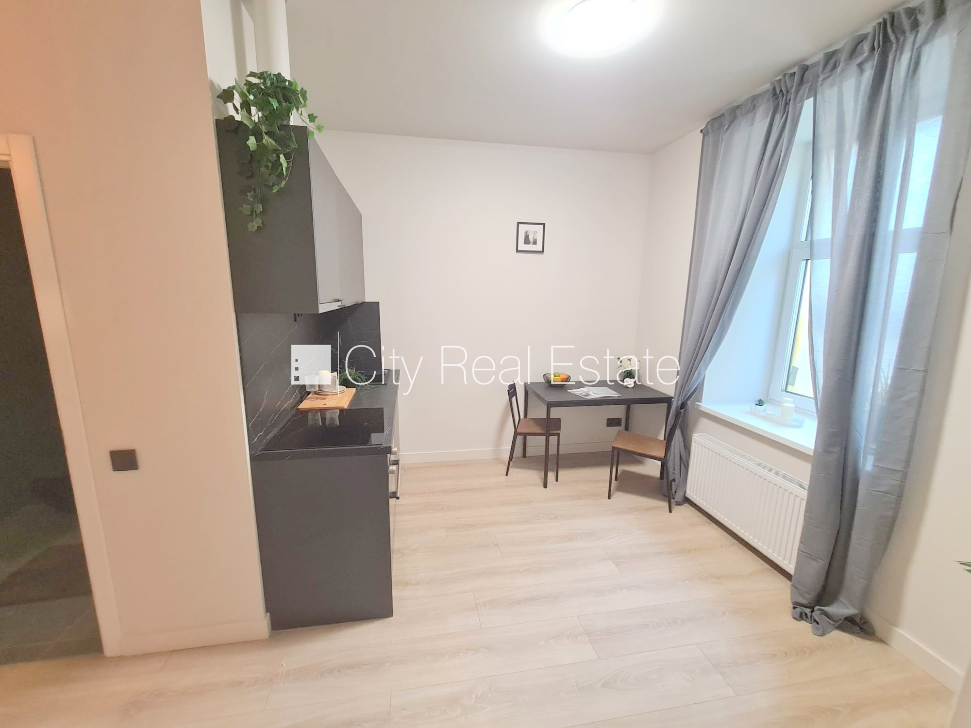 Sludinājumi. Pagalma ēka, renovēta māja, slēgts pagalms, ieeja no ielas un pagalma, kāpņu telpa pēc kapitālā Cena: 430 EUR/mēn Foto #2