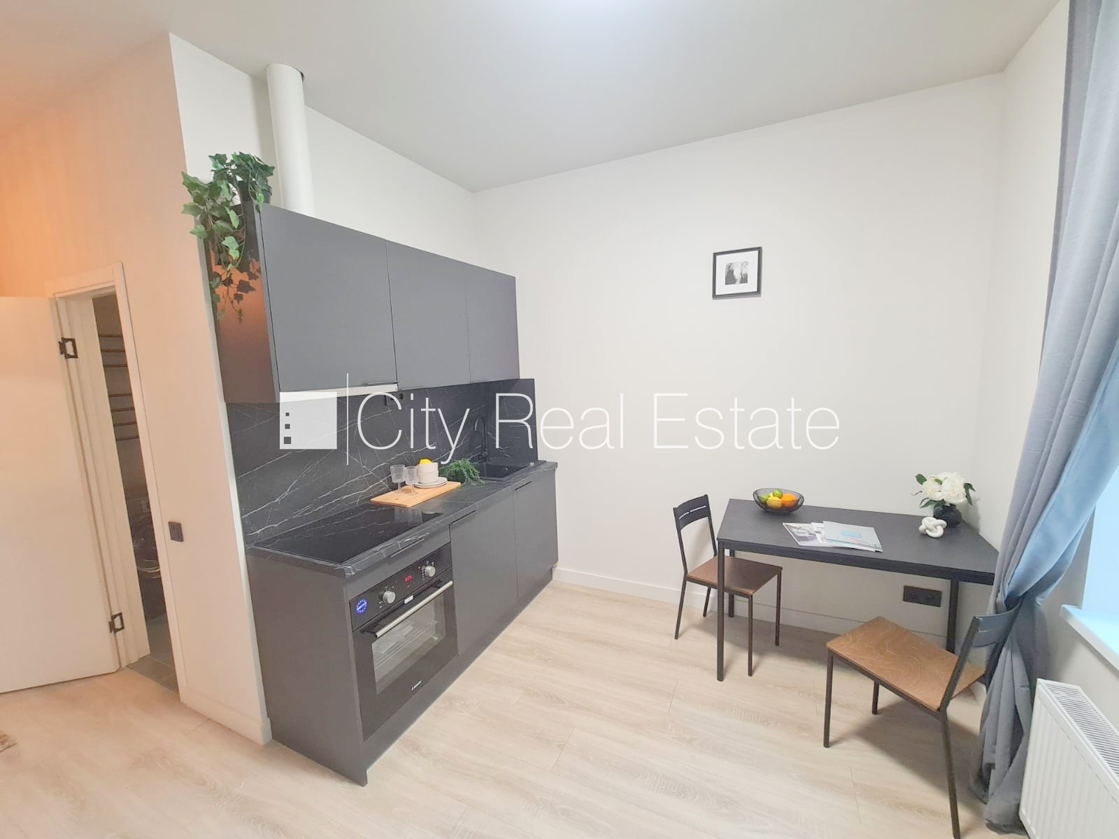 Sludinājumi. Pagalma ēka, renovēta māja, slēgts pagalms, ieeja no ielas un pagalma, kāpņu telpa pēc kapitālā Cena: 430 EUR/mēn Foto #1