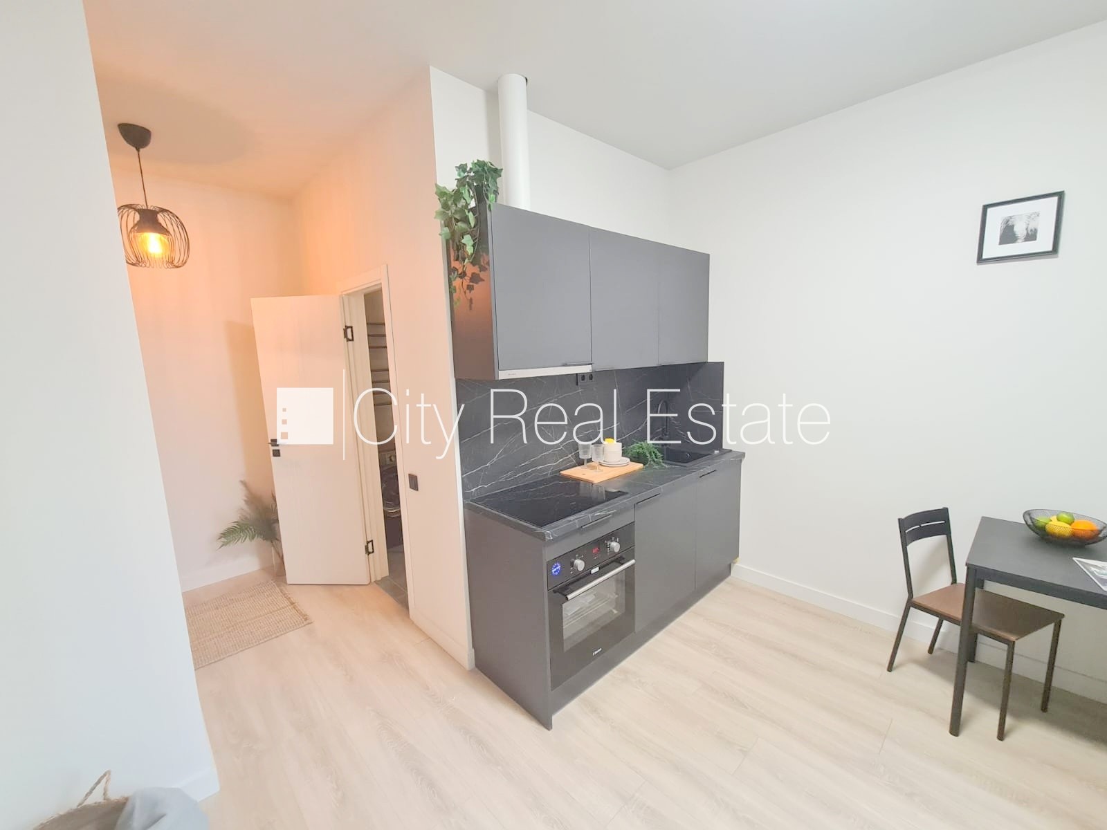 Sludinājumi. Pagalma ēka, renovēta māja, slēgts pagalms, ieeja no ielas un pagalma, kāpņu telpa pēc kapitālā Cena: 430 EUR/mēn Foto #3