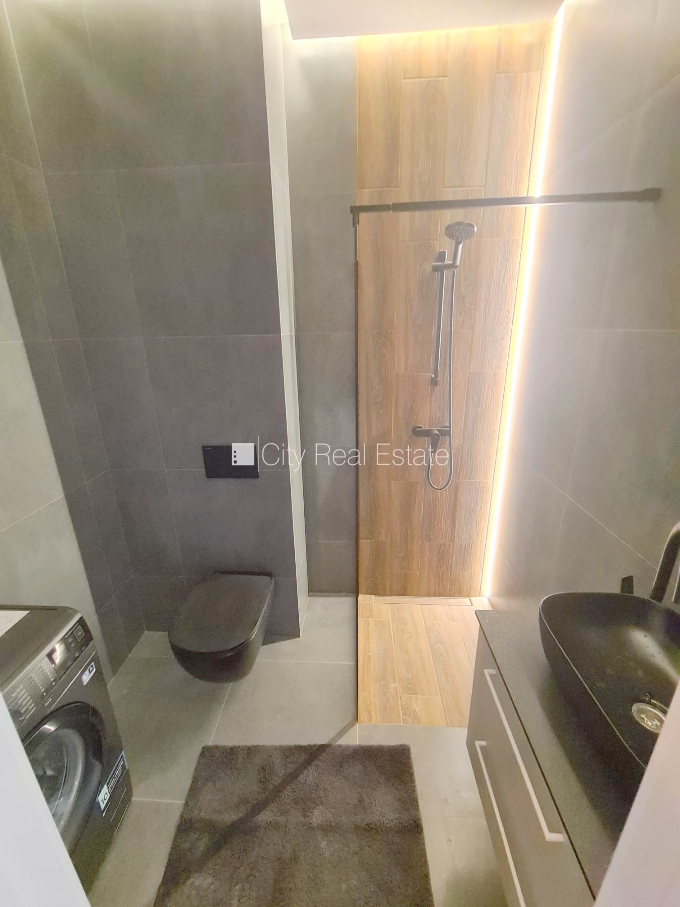 Sludinājumi. Pagalma ēka, renovēta māja, slēgts pagalms, ieeja no ielas un pagalma, kāpņu telpa pēc kapitālā Cena: 430 EUR/mēn Foto #13