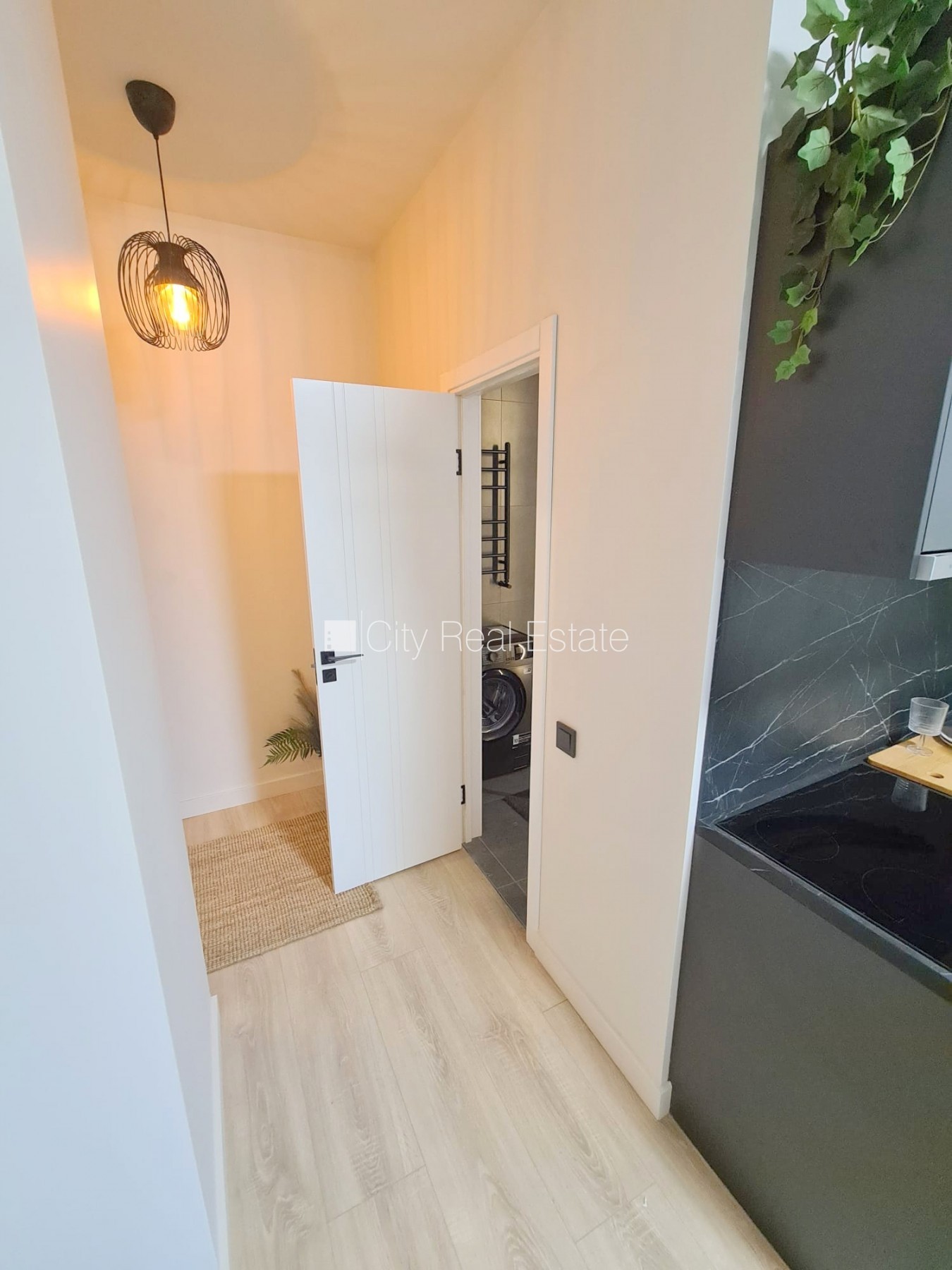 Sludinājumi. Pagalma ēka, renovēta māja, slēgts pagalms, ieeja no ielas un pagalma, kāpņu telpa pēc kapitālā Cena: 430 EUR/mēn Foto #11