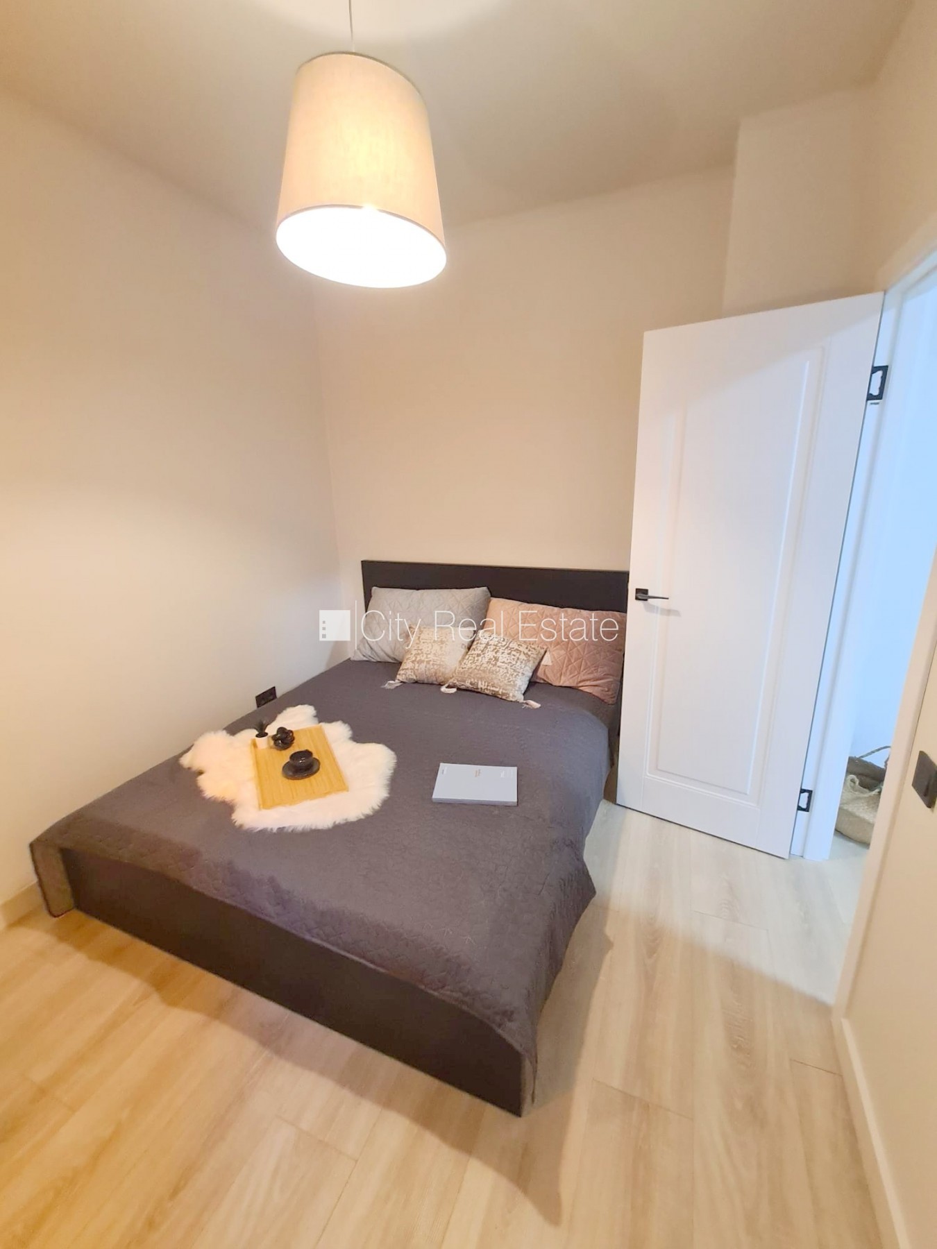 Sludinājumi. Pagalma ēka, renovēta māja, slēgts pagalms, ieeja no ielas un pagalma, kāpņu telpa pēc kapitālā Cena: 430 EUR/mēn Foto #10