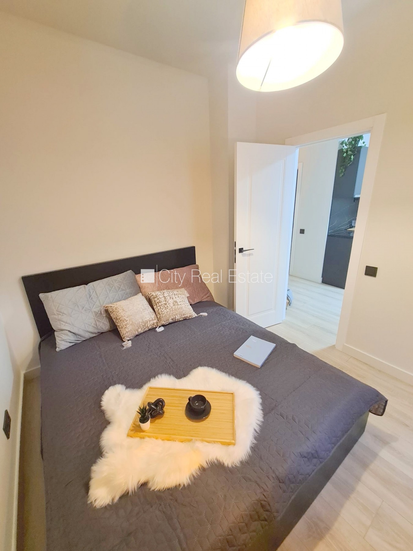 Sludinājumi. Pagalma ēka, renovēta māja, slēgts pagalms, ieeja no ielas un pagalma, kāpņu telpa pēc kapitālā Cena: 430 EUR/mēn Foto #9