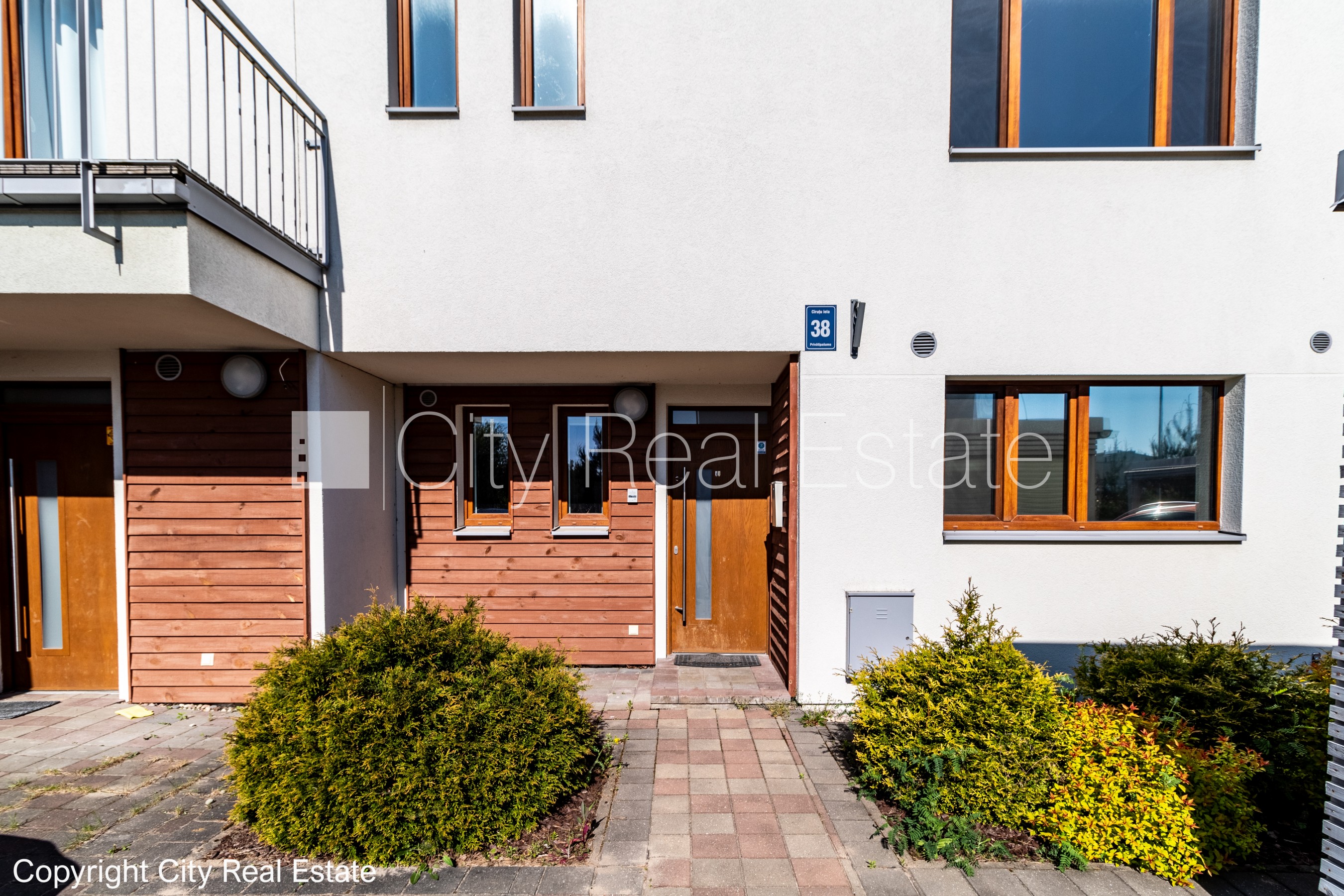 Sludinājumi. Rindu māja, apsaimniekošanas maksa mēnesī 100 EUR, labiekārtota apzaļumota teritorija, vieta Cena: 1800 EUR/mēn Foto #3