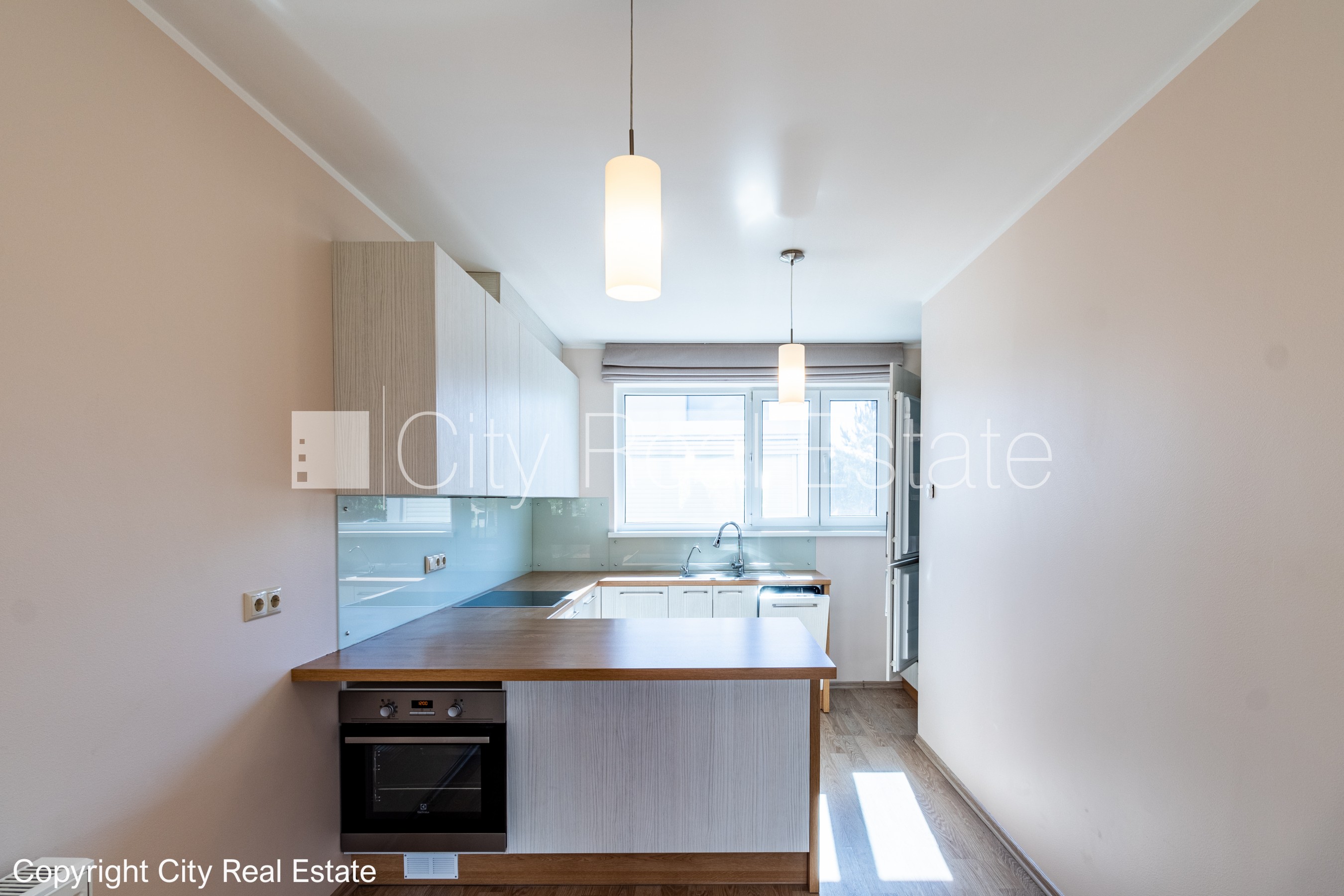 Sludinājumi. Rindu māja, apsaimniekošanas maksa mēnesī 100 EUR, labiekārtota apzaļumota teritorija, vieta Cena: 1800 EUR/mēn Foto #8