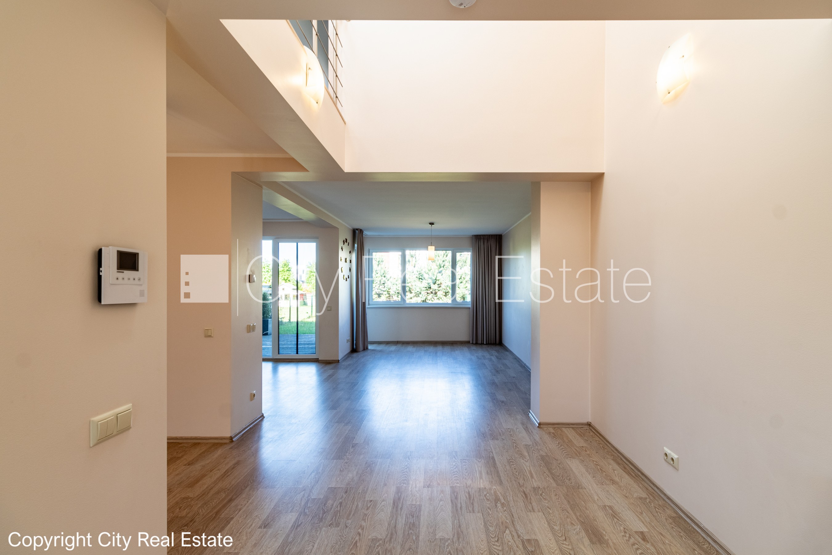 Sludinājumi. Rindu māja, apsaimniekošanas maksa mēnesī 100 EUR, labiekārtota apzaļumota teritorija, vieta Cena: 1800 EUR/mēn Foto #10