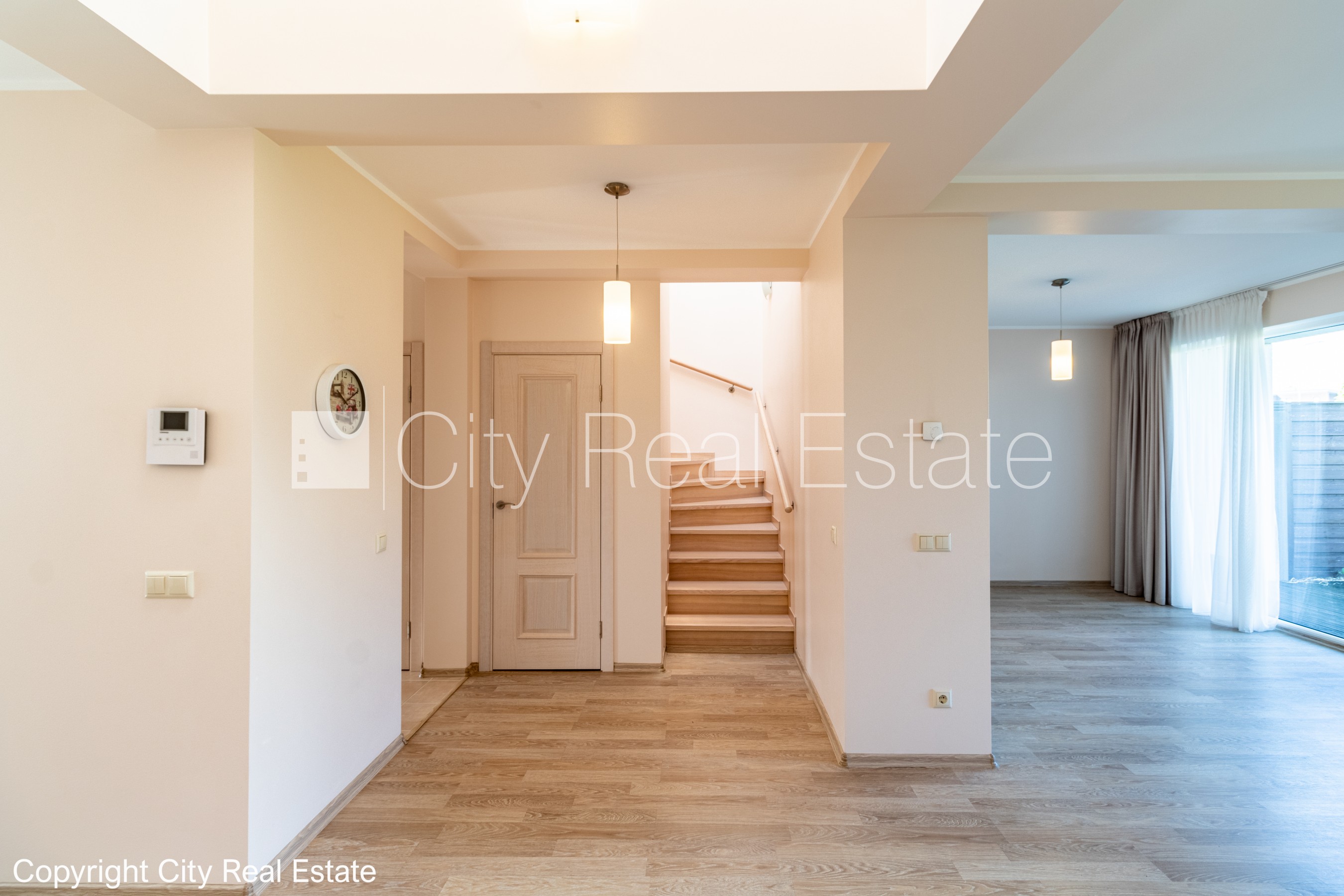 Sludinājumi. Rindu māja, apsaimniekošanas maksa mēnesī 100 EUR, labiekārtota apzaļumota teritorija, vieta Cena: 1800 EUR/mēn Foto #18