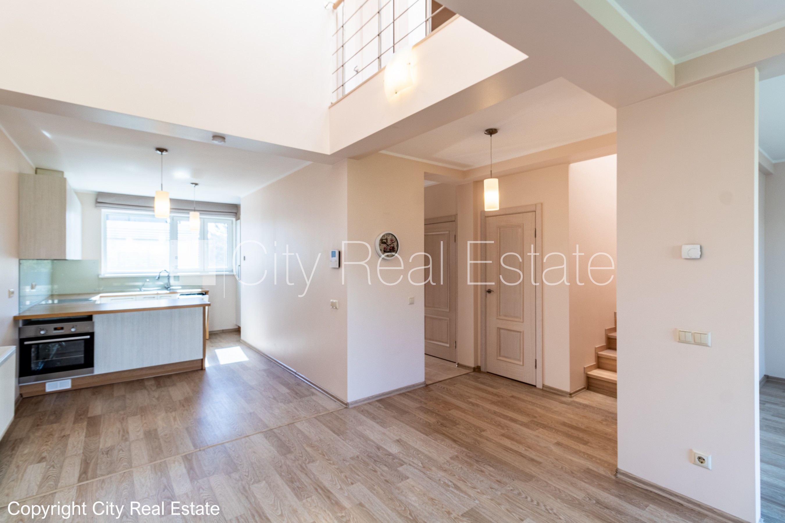 Sludinājumi. Rindu māja, apsaimniekošanas maksa mēnesī 100 EUR, labiekārtota apzaļumota teritorija, vieta Cena: 1800 EUR/mēn Foto #9