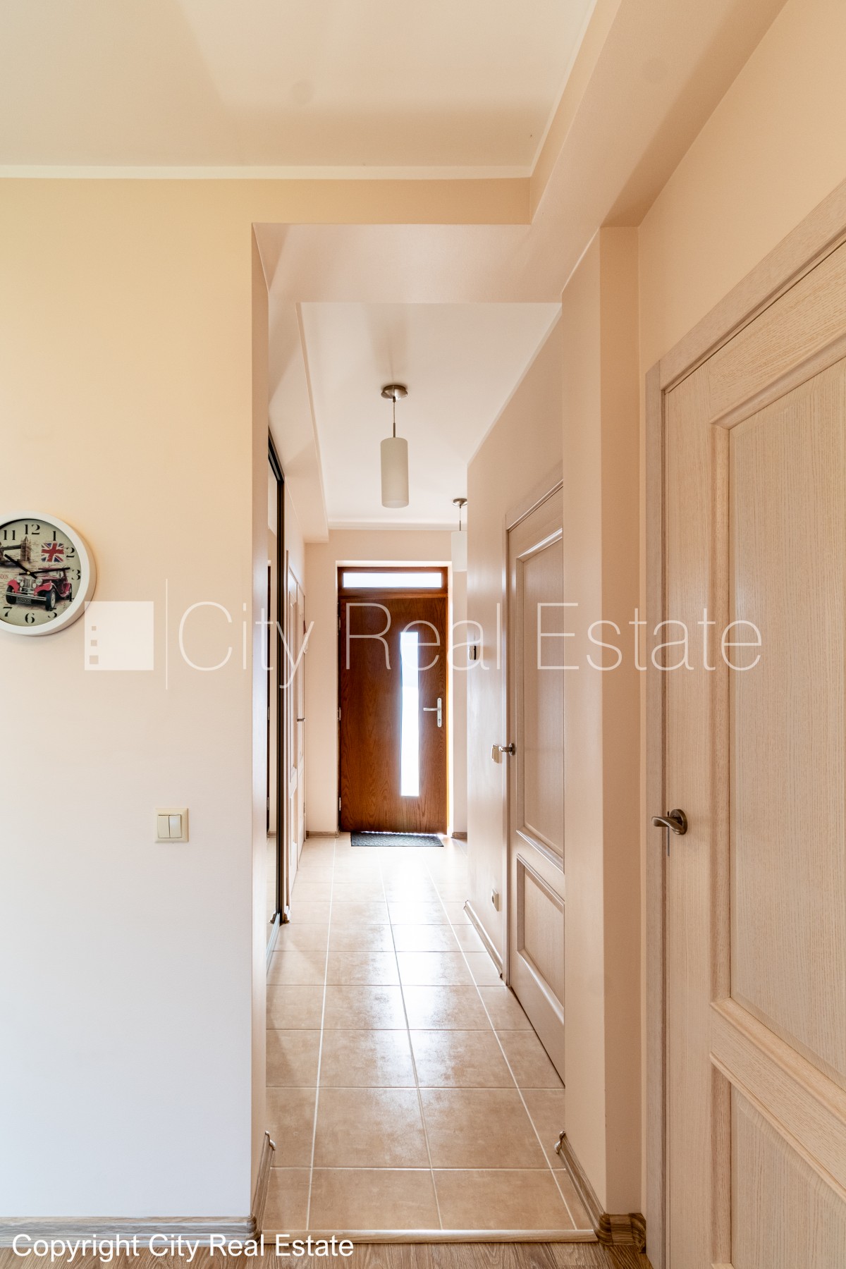 Sludinājumi. Rindu māja, apsaimniekošanas maksa mēnesī 100 EUR, labiekārtota apzaļumota teritorija, vieta Cena: 1800 EUR/mēn Foto #5