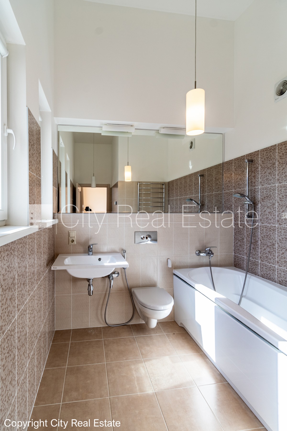 Sludinājumi. Rindu māja, apsaimniekošanas maksa mēnesī 100 EUR, labiekārtota apzaļumota teritorija, vieta Cena: 1800 EUR/mēn Foto #23