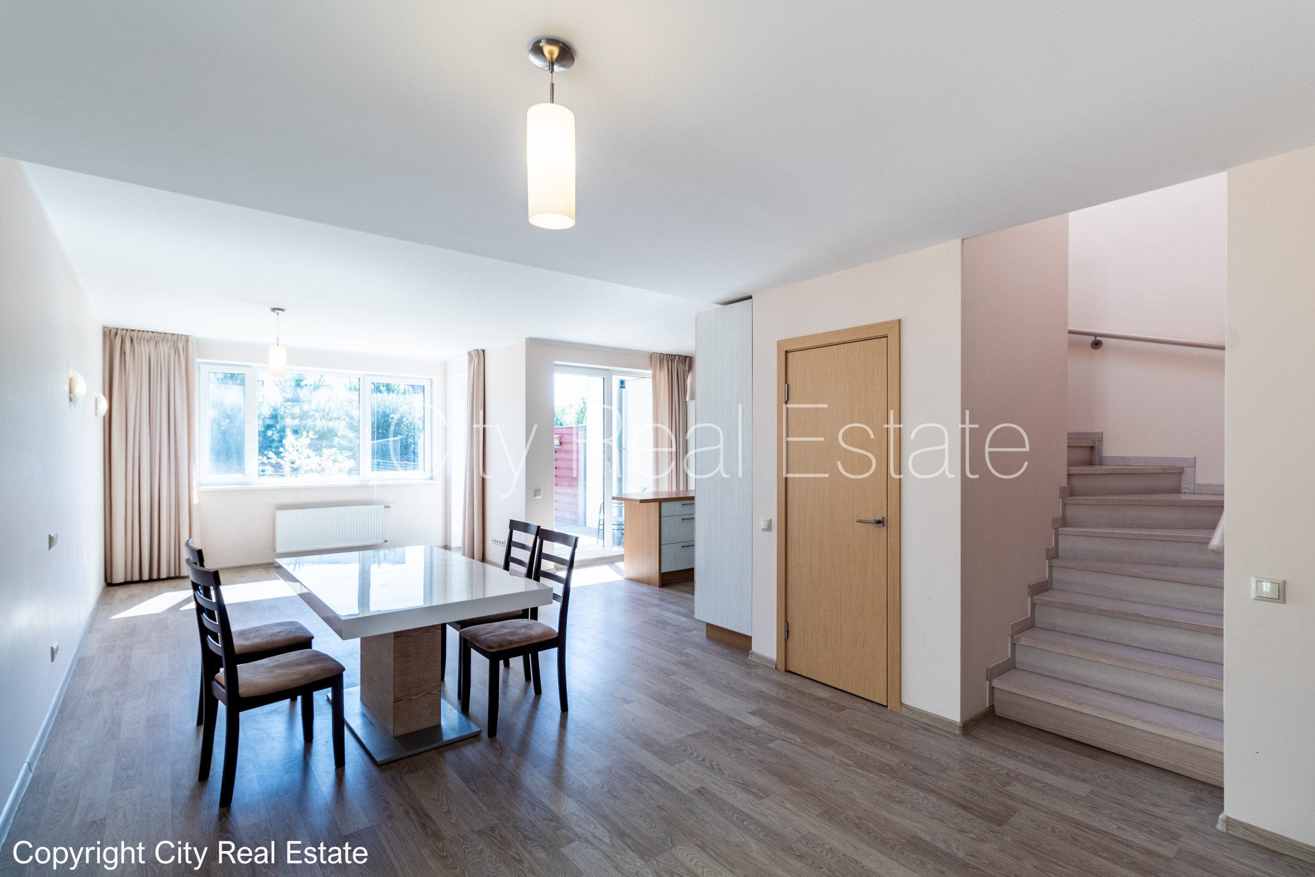 Sludinājumi. Rindu māja, energo efektīva māja, zaļā teritorija, labiekārtota apzaļumota teritorija, slēgts Cena: 270000 EUR Foto #1