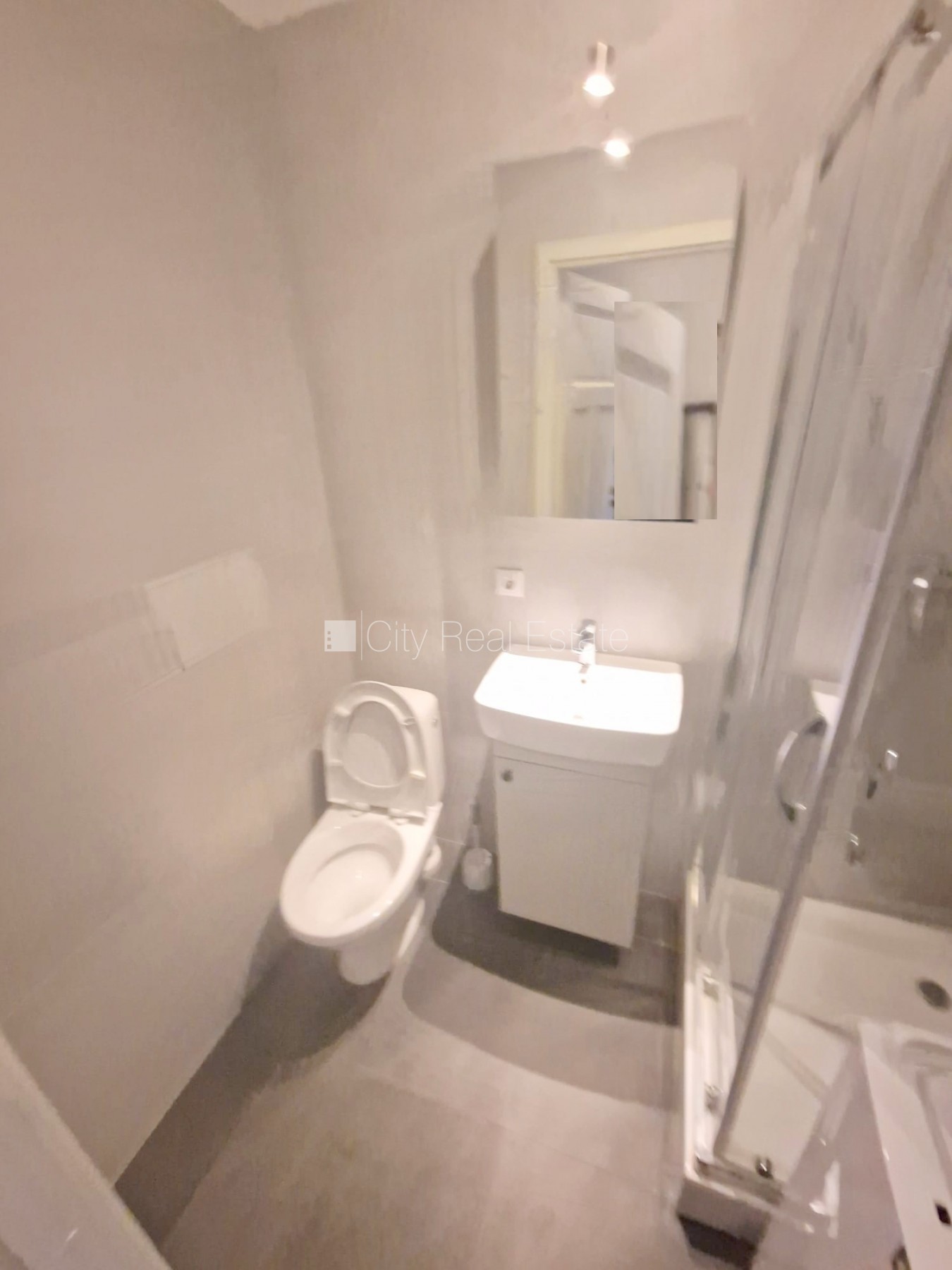 Sludinājumi. Fasādes māja, renovēta māja, slēgts pagalms, ieeja no ielas un pagalma, kāpņu telpa pēc kapitālā Cena: 330 EUR/mēn Foto #6