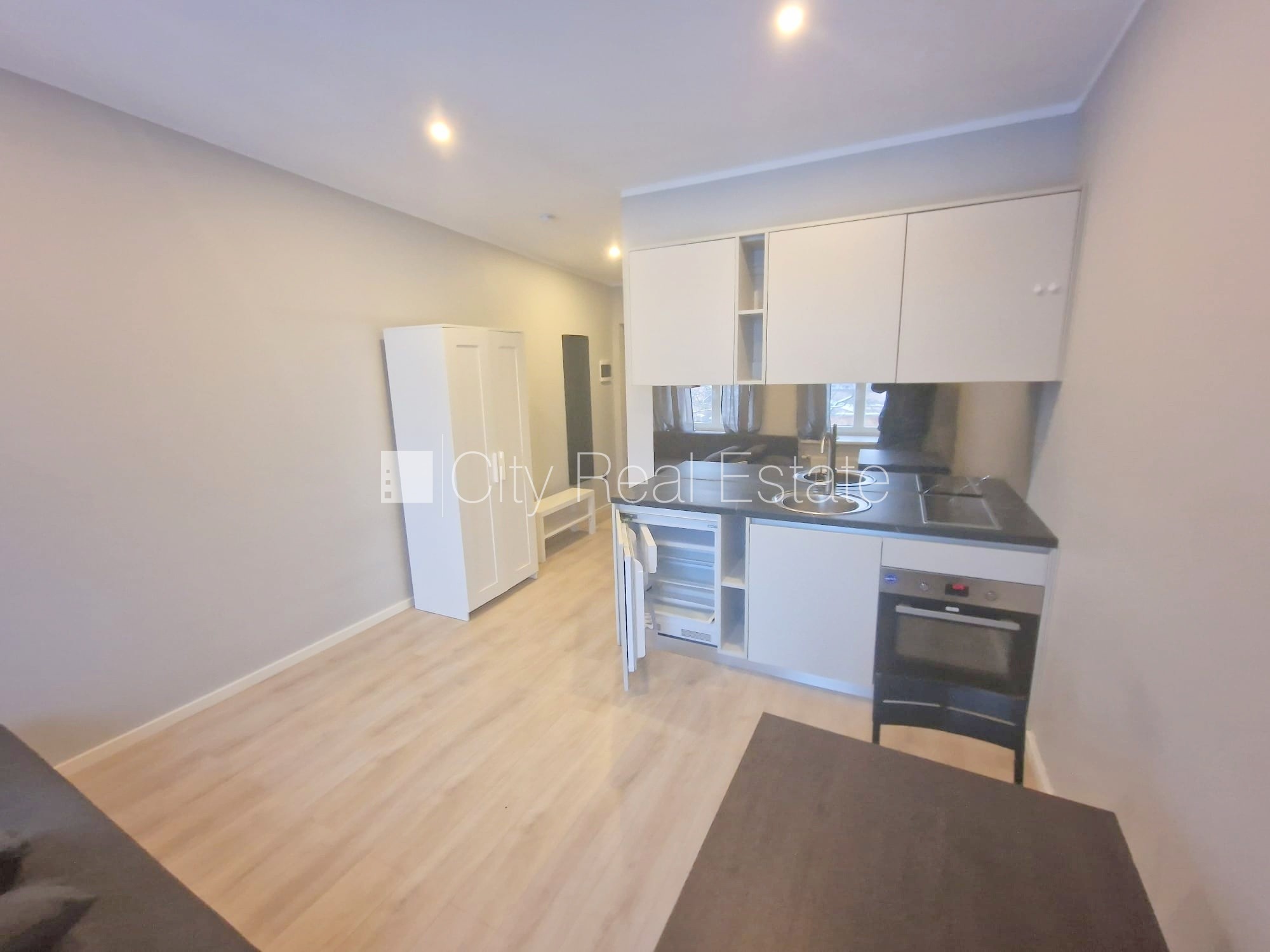 Sludinājumi. Fasādes māja, renovēta māja, slēgts pagalms, ieeja no ielas un pagalma, kāpņu telpa pēc kapitālā Cena: 330 EUR/mēn Foto #1