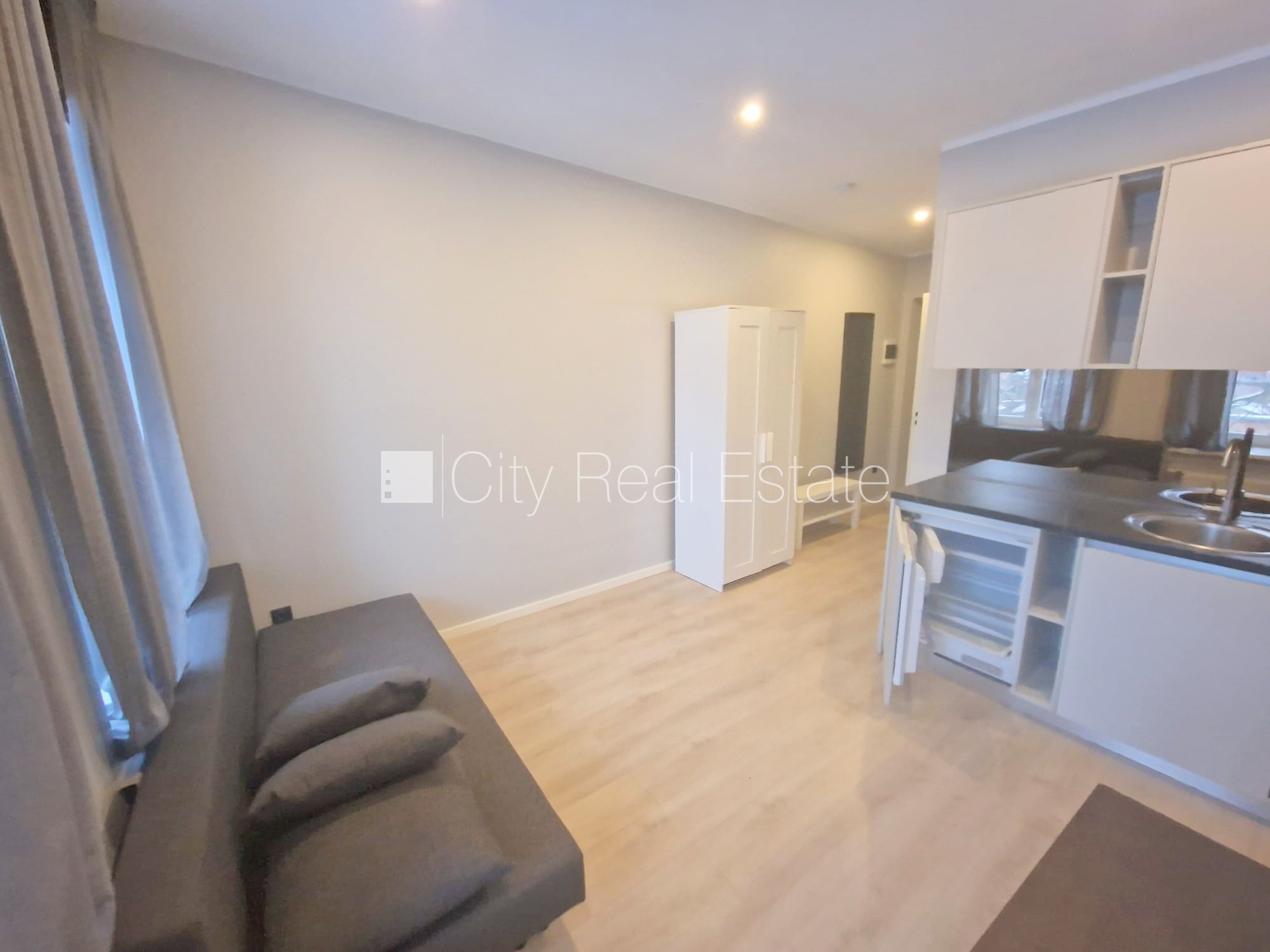 Sludinājumi. Fasādes māja, renovēta māja, slēgts pagalms, ieeja no ielas un pagalma, kāpņu telpa pēc kapitālā Cena: 330 EUR/mēn Foto #4