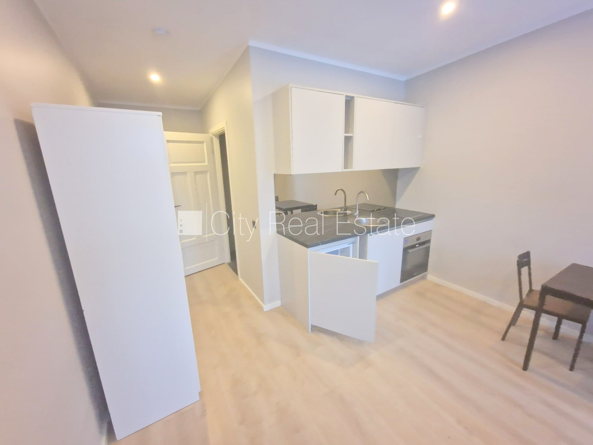 Sludinājumi. Fasādes māja, renovēta māja, slēgts pagalms, ieeja no ielas un pagalma, kāpņu telpa pēc kapitālā Cena: 330 EUR/mēn Foto #2