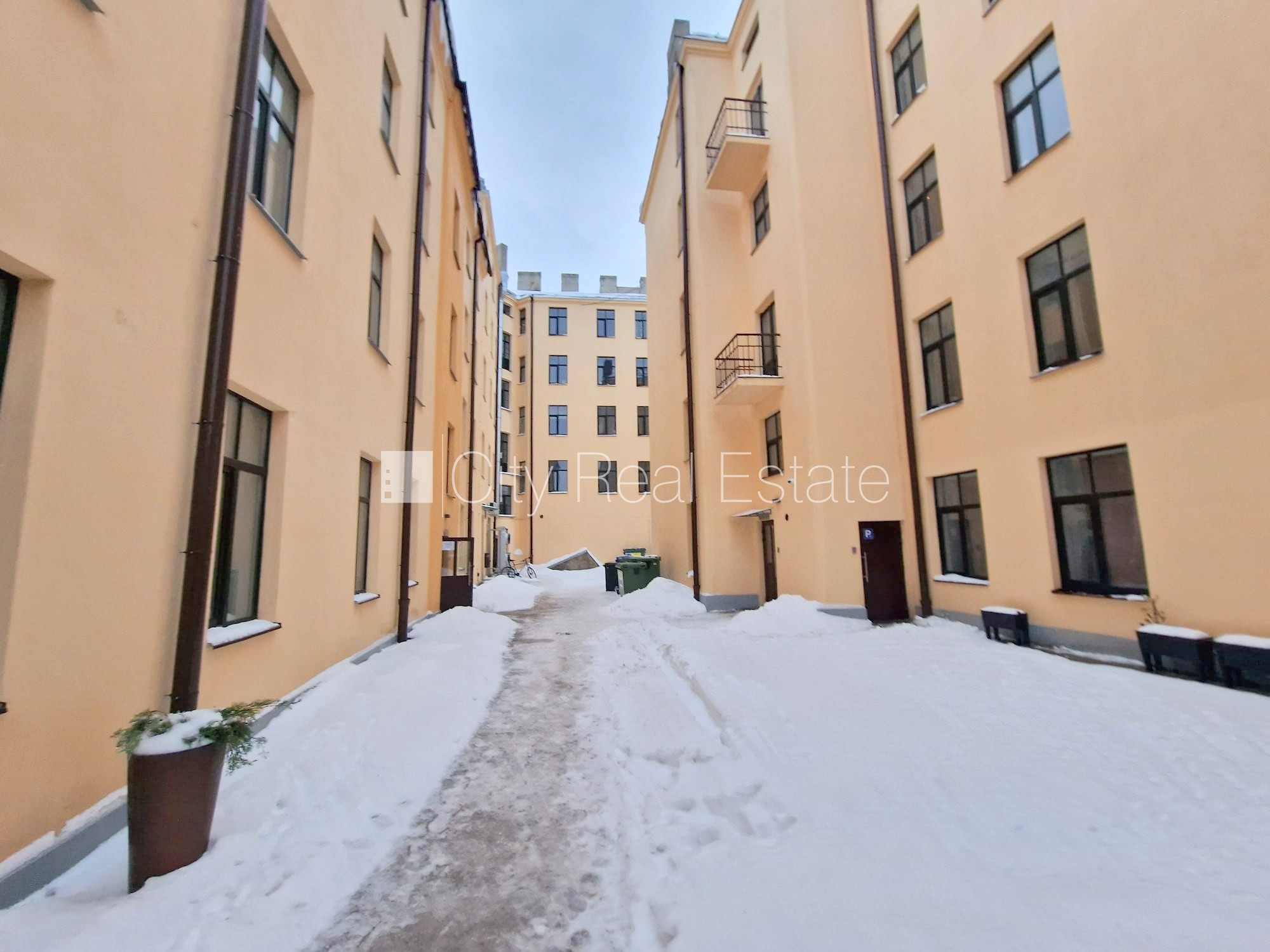 Sludinājumi. Fasādes māja, renovēta māja, slēgts pagalms, ieeja no ielas un pagalma, kāpņu telpa pēc kapitālā Cena: 330 EUR/mēn Foto #11