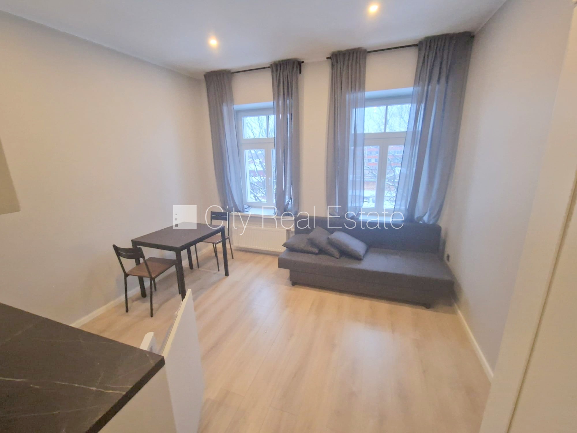 Sludinājumi. Fasādes māja, renovēta māja, slēgts pagalms, ieeja no ielas un pagalma, kāpņu telpa pēc kapitālā Cena: 330 EUR/mēn Foto #5