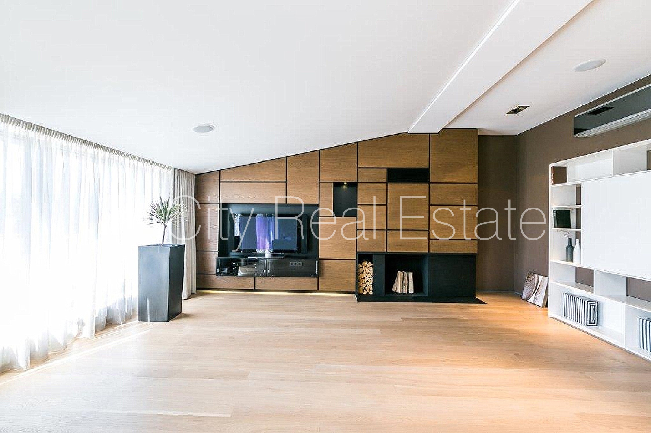 Sludinājumi. Fasādes māja, renovēta māja, labiekārtota apzaļumota teritorija, iespēja nomāt pazemes Cena: 750000 EUR Foto #2