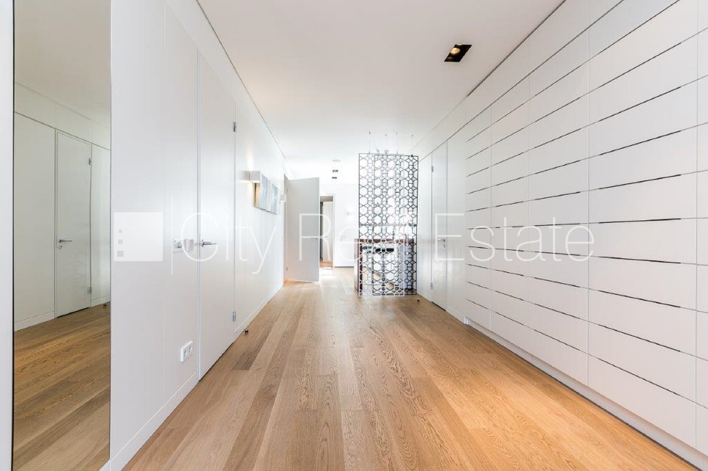 Sludinājumi. Fasādes māja, renovēta māja, labiekārtota apzaļumota teritorija, iespēja nomāt pazemes Cena: 750000 EUR Foto #19