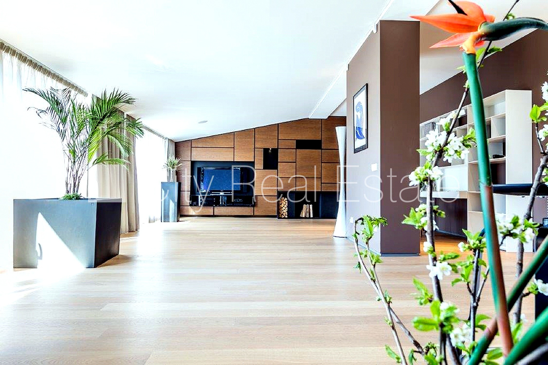 Sludinājumi. Fasādes māja, renovēta māja, labiekārtota apzaļumota teritorija, iespēja nomāt pazemes Cena: 750000 EUR Foto #1