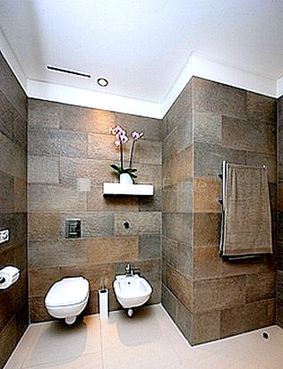 Sludinājumi. Fasādes māja, renovēta māja, labiekārtota apzaļumota teritorija, iespēja nomāt pazemes Cena: 750000 EUR Foto #24