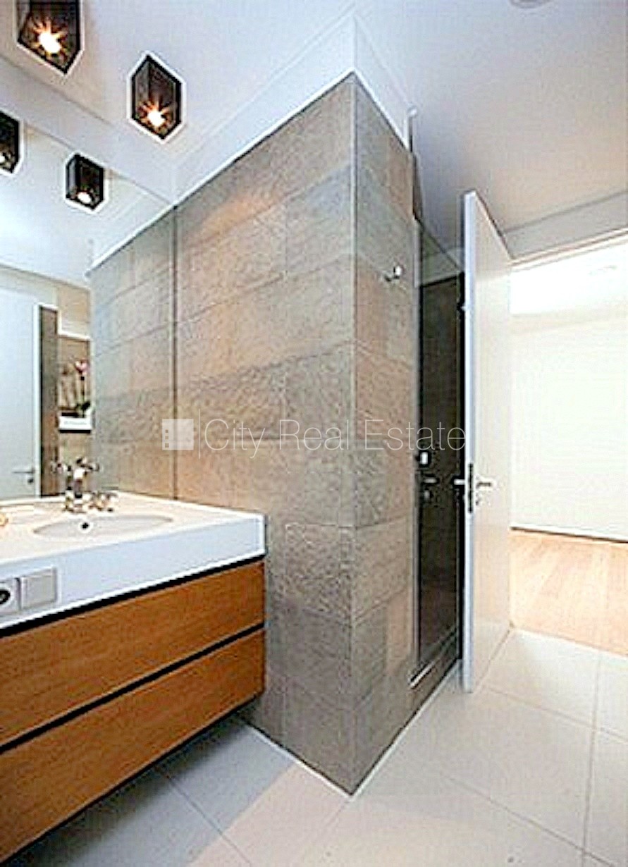 Sludinājumi. Fasādes māja, renovēta māja, labiekārtota apzaļumota teritorija, iespēja nomāt pazemes Cena: 750000 EUR Foto #25