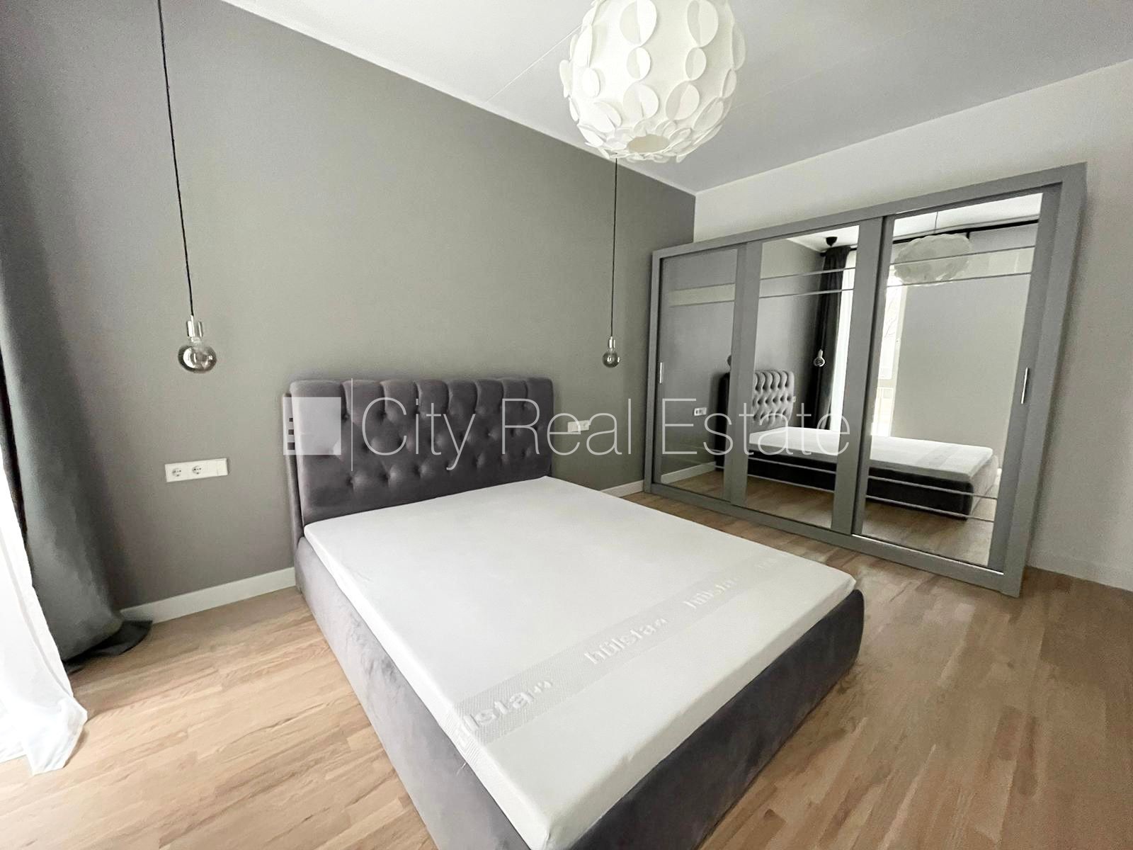 Sludinājumi. Jaunceltne, fasādes māja, labiekārtota apzaļumota teritorija, slēgts pagalms, pagalmā bērnu spēļu Cena: 850 EUR/mēn Foto #5