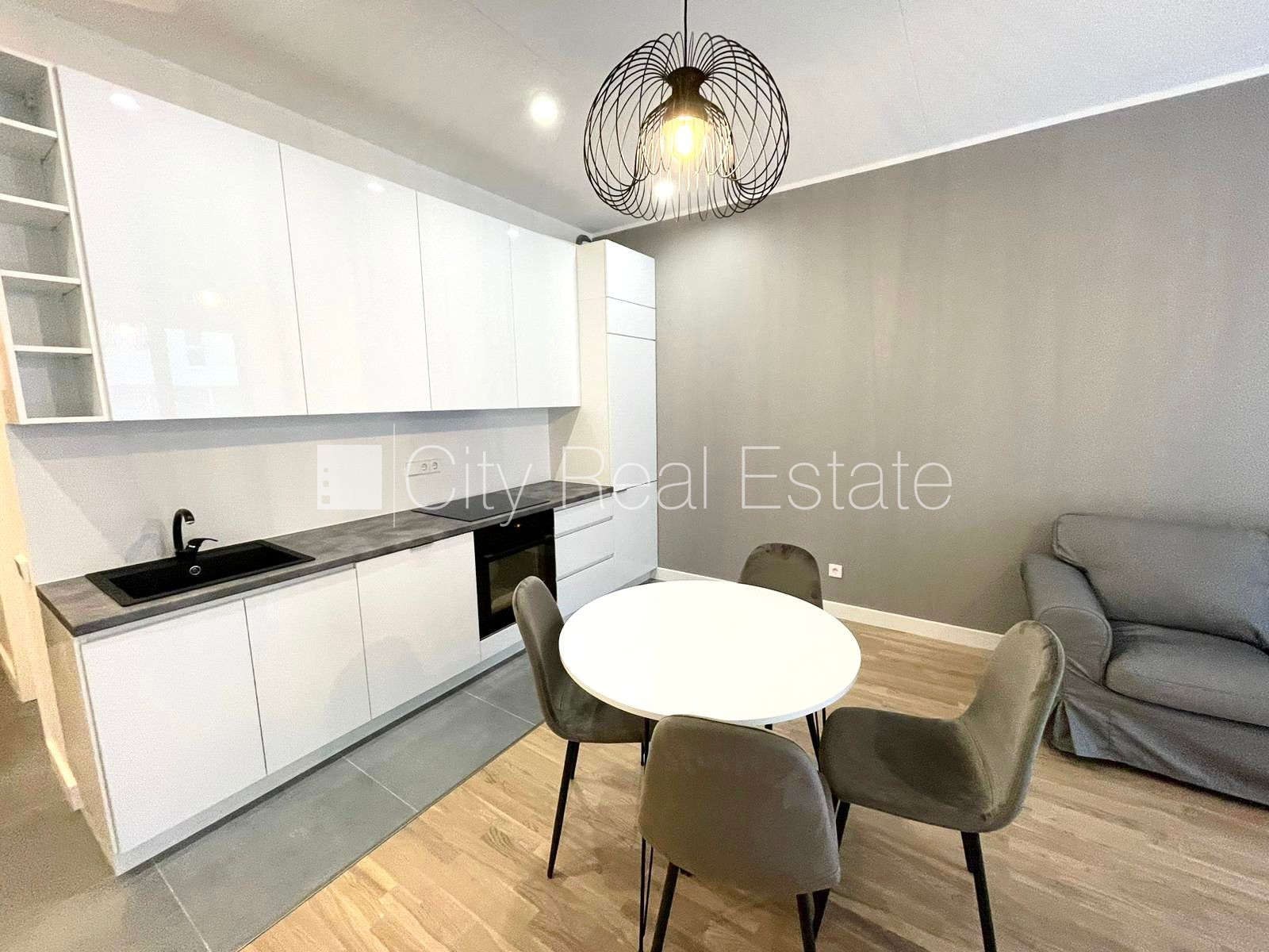 Sludinājumi. Jaunceltne, fasādes māja, labiekārtota apzaļumota teritorija, slēgts pagalms, pagalmā bērnu spēļu Cena: 850 EUR/mēn Foto #3