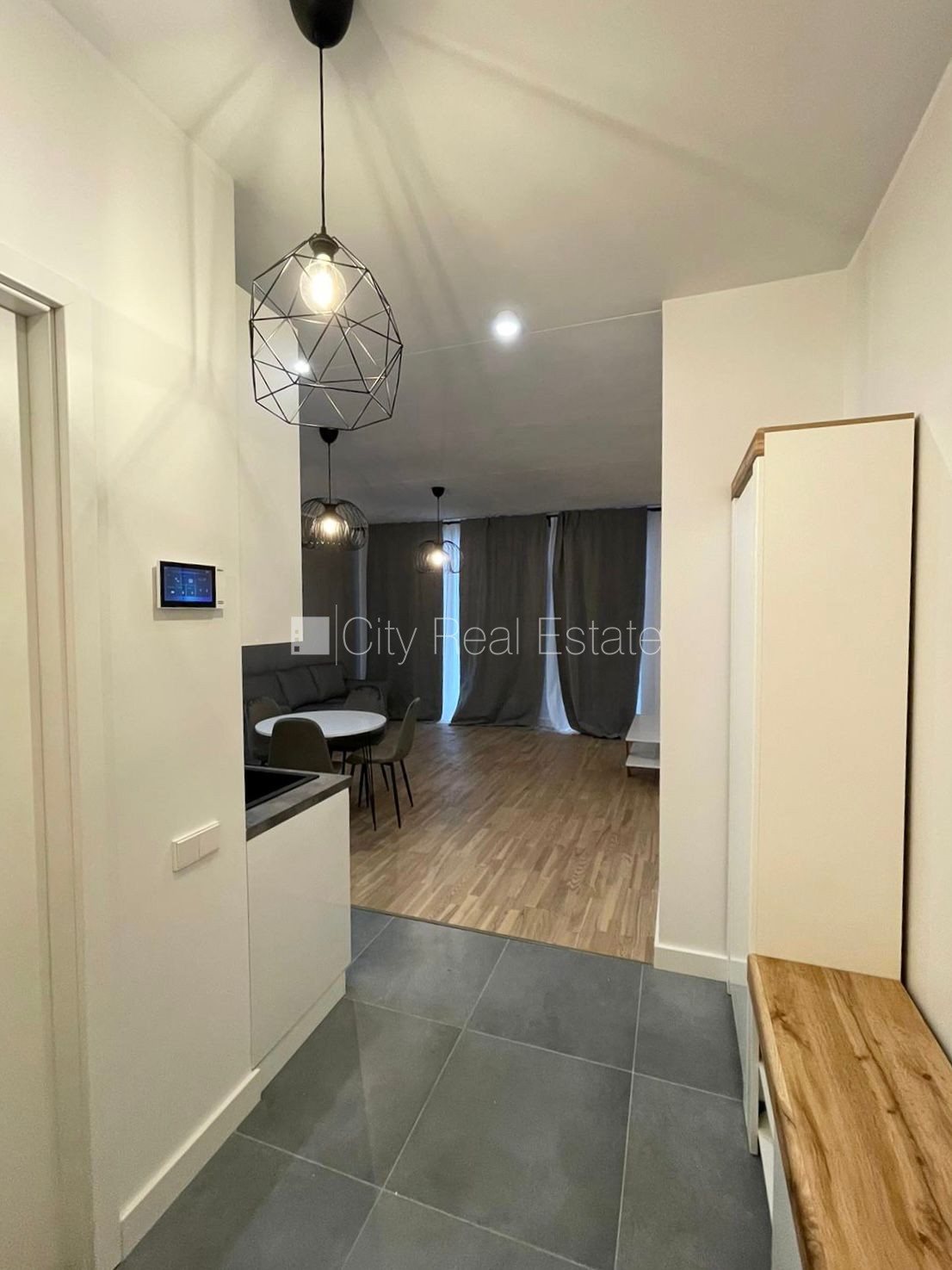 Sludinājumi. Jaunceltne, fasādes māja, labiekārtota apzaļumota teritorija, slēgts pagalms, pagalmā bērnu spēļu Cena: 850 EUR/mēn Foto #7