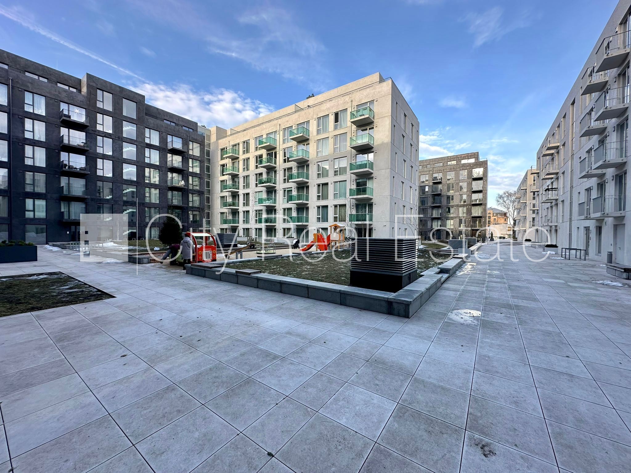 Sludinājumi. Jaunceltne, fasādes māja, labiekārtota apzaļumota teritorija, slēgts pagalms, pagalmā bērnu spēļu Cena: 850 EUR/mēn Foto #9