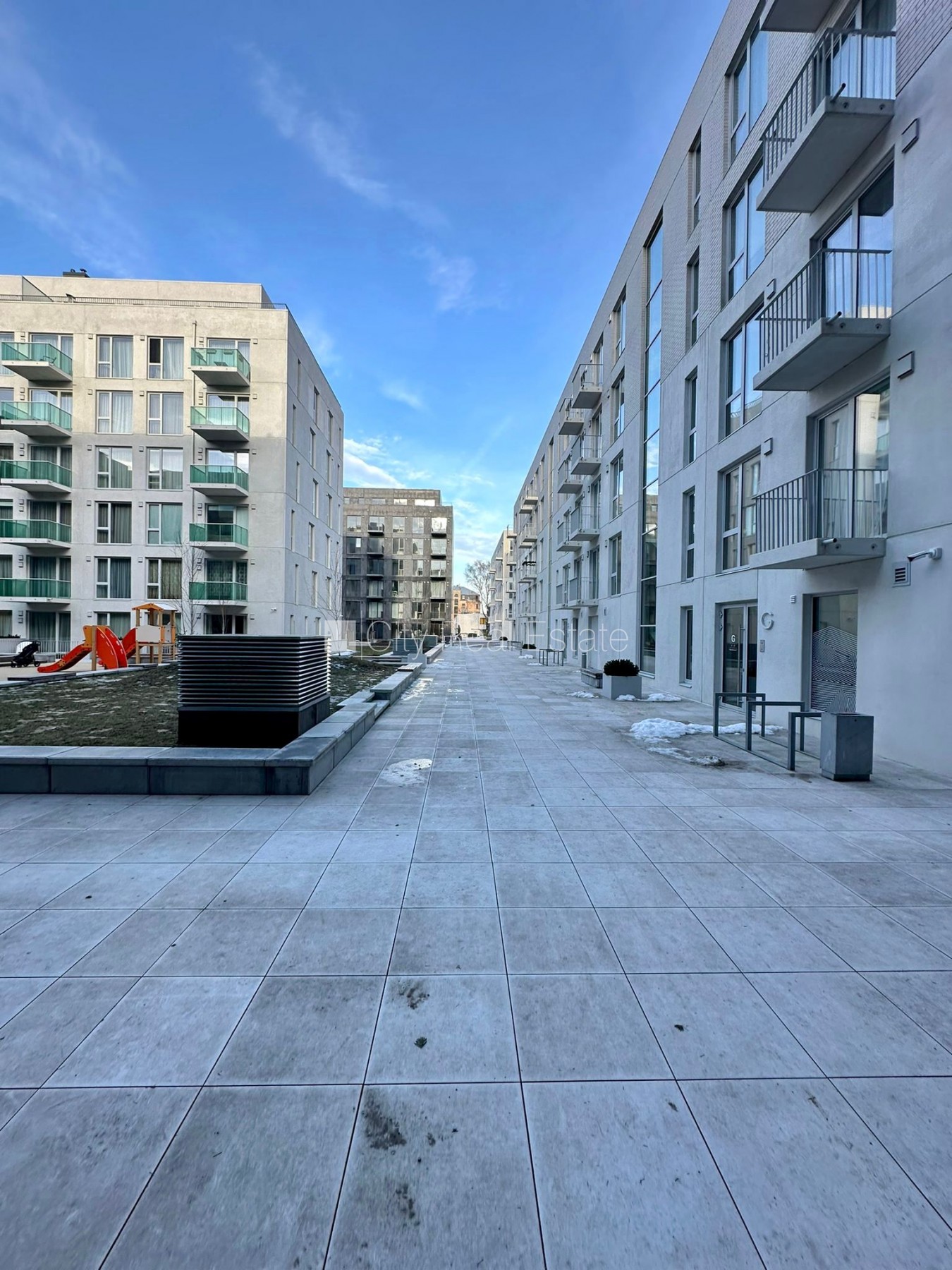 Sludinājumi. Jaunceltne, fasādes māja, labiekārtota apzaļumota teritorija, slēgts pagalms, pagalmā bērnu spēļu Cena: 850 EUR/mēn Foto #10