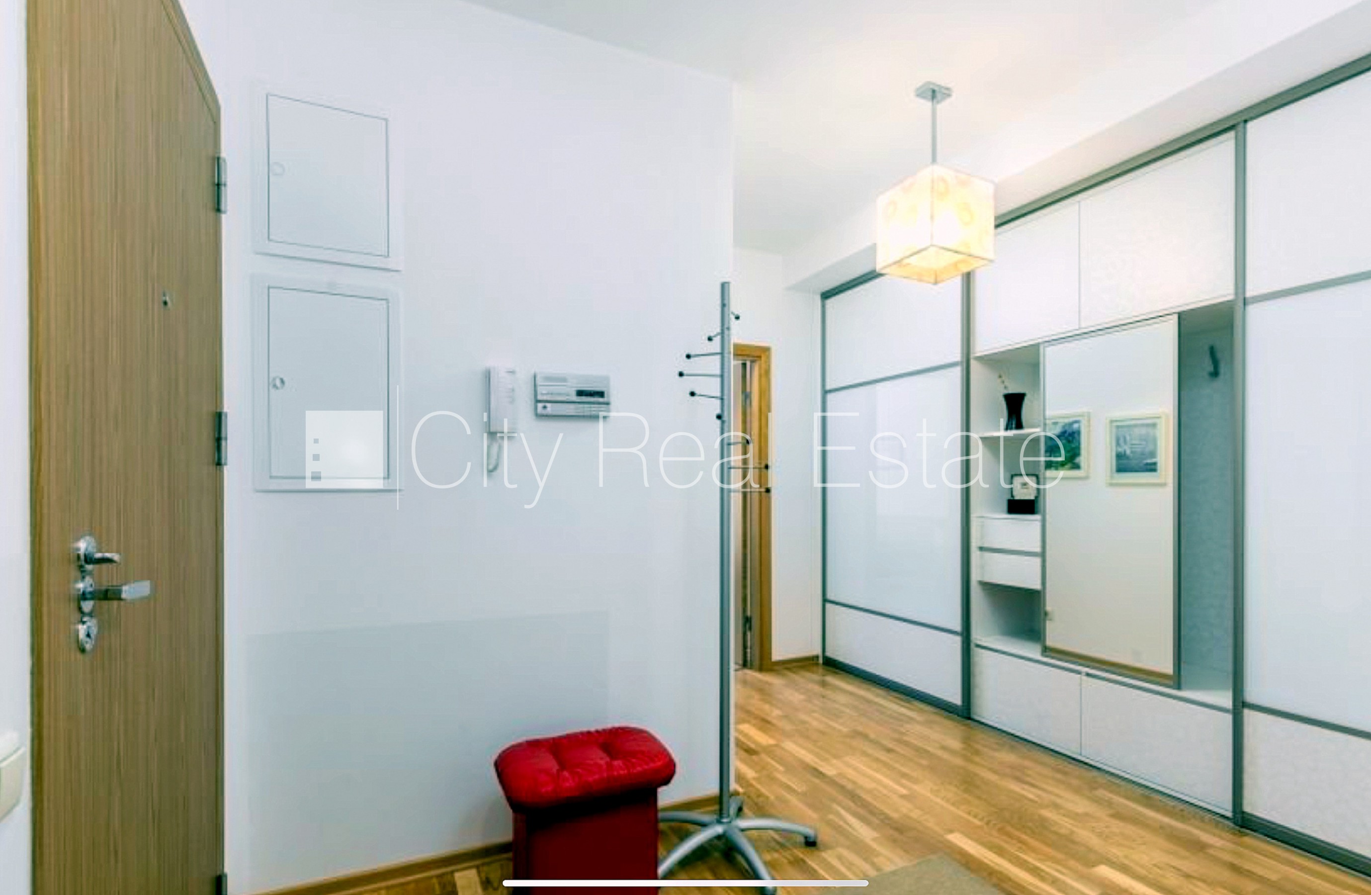 Sludinājumi. Jaunceltne, fasādes māja, labiekārtota apzaļumota teritorija, garāža vienai automašīnai, garāžas Cena: 215000 EUR Foto #3